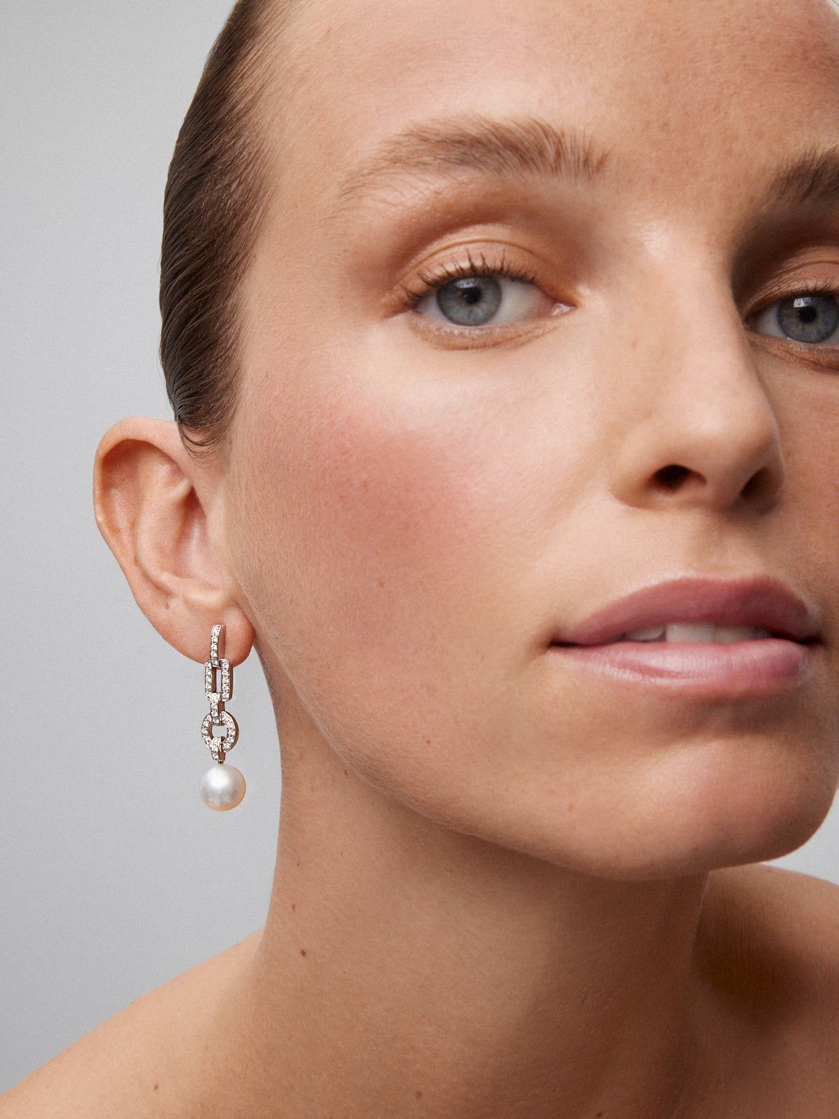 Pendientes de oro blanco de 18K con 2 perlas de 10mm y 64 diamantes en talla brillante con un total de 0,61 cts
