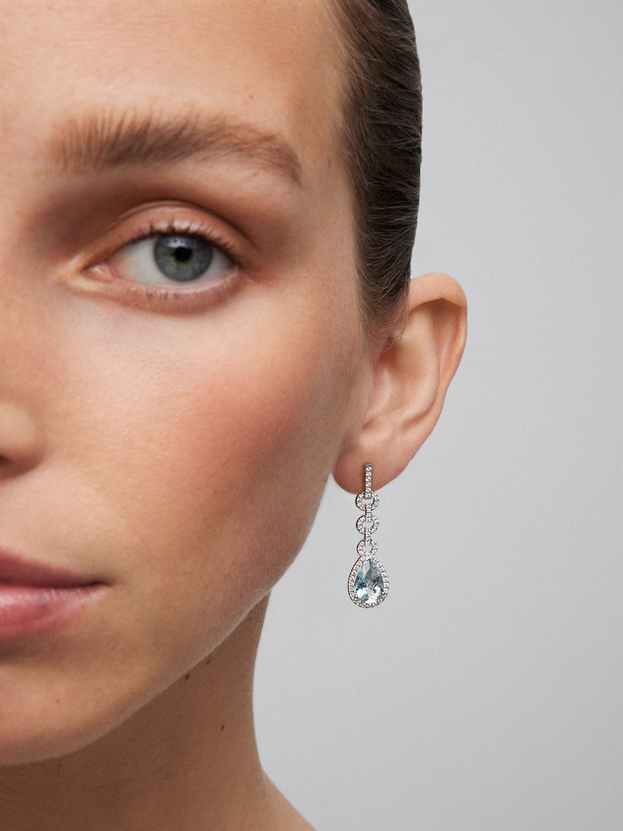 Pendientes de oro blanco de 18K con 2 aguamarinas en talla pera de 10,05 cts y con diamantes en talla brillante con un total de 0,73 cts