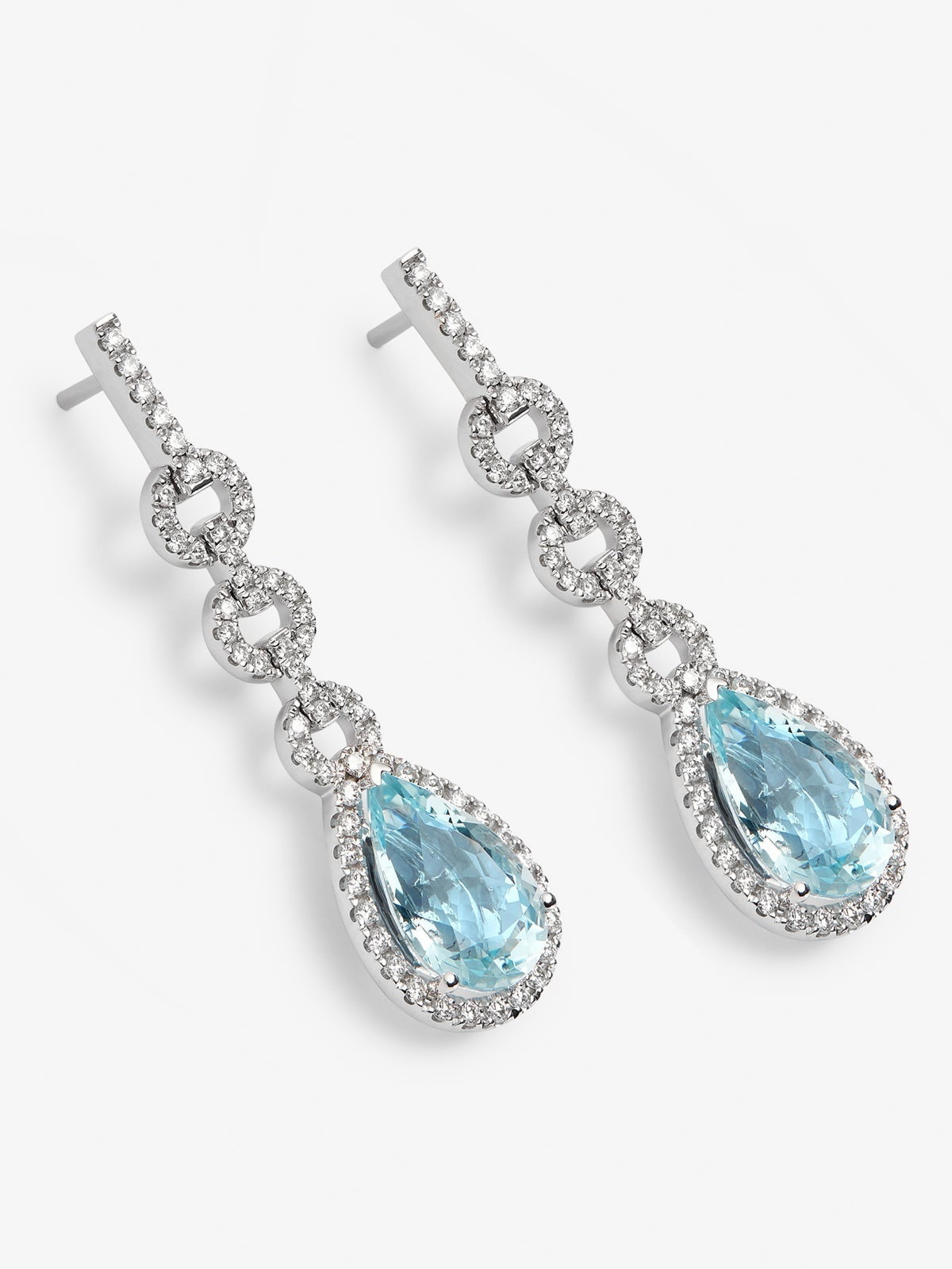 Pendientes de oro blanco de 18K con 2 aguamarinas en talla pera de 10,05 cts y con diamantes en talla brillante con un total de 0,73 cts