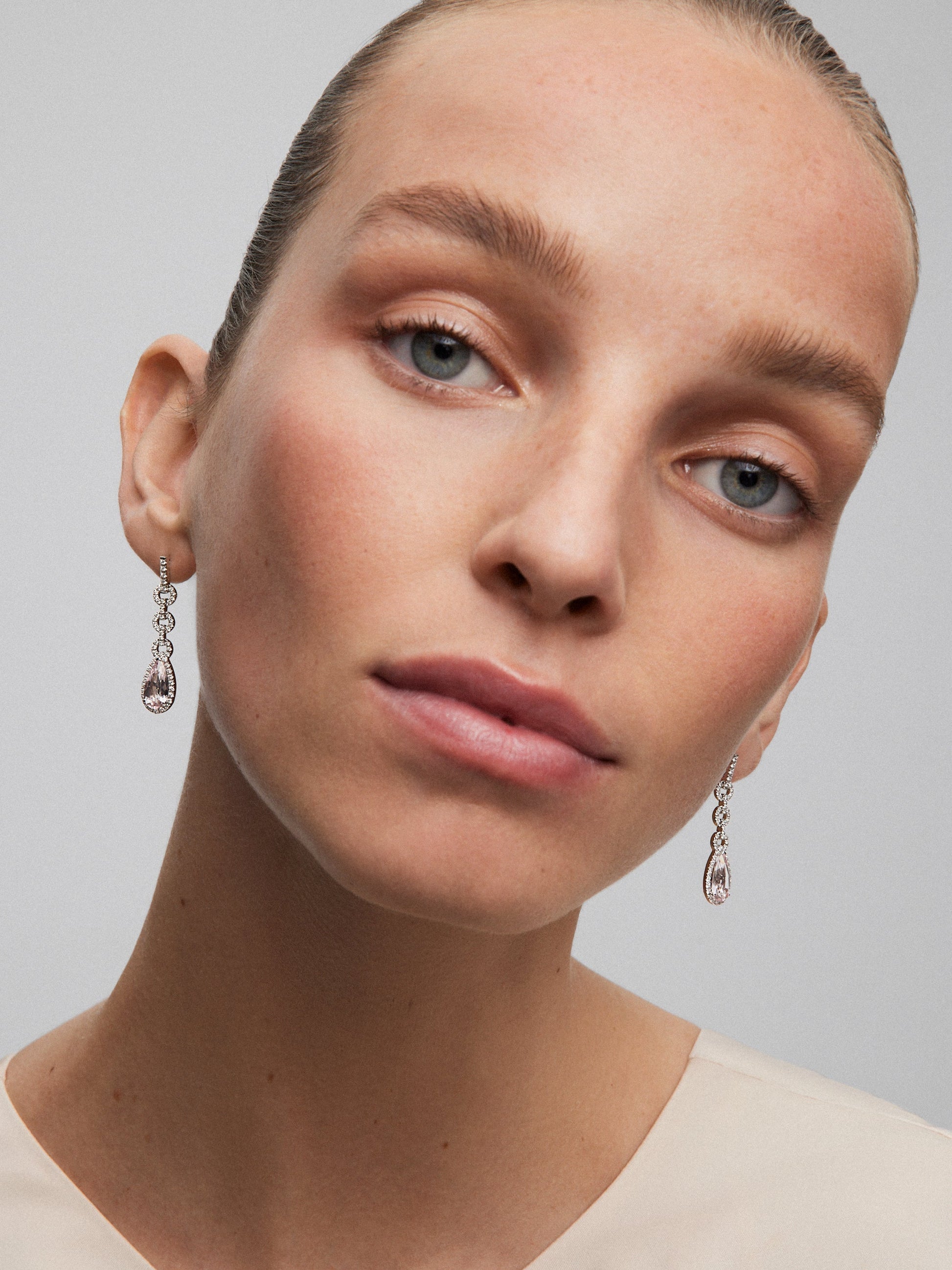 Pendientes de oro blanco de 18K con morganitas en talla pera de 3 cts y diamantes en talla brillante de 0,69 cts