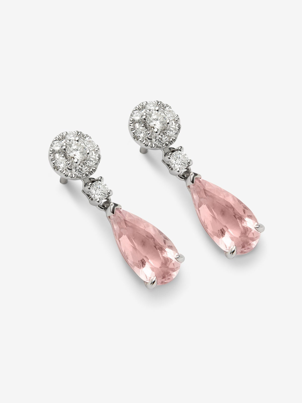 Pendientes de oro blanco de 18K con 2 morganitas en talla pera con un total de 2,42 cts y 16 diamantes en talla brillante con un total de 0,37 cts