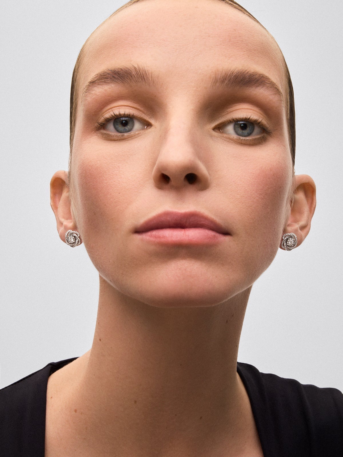 Pendientes de oro blanco de 18K con 150 diamantes en talla brillante con un total de 0,85 cts