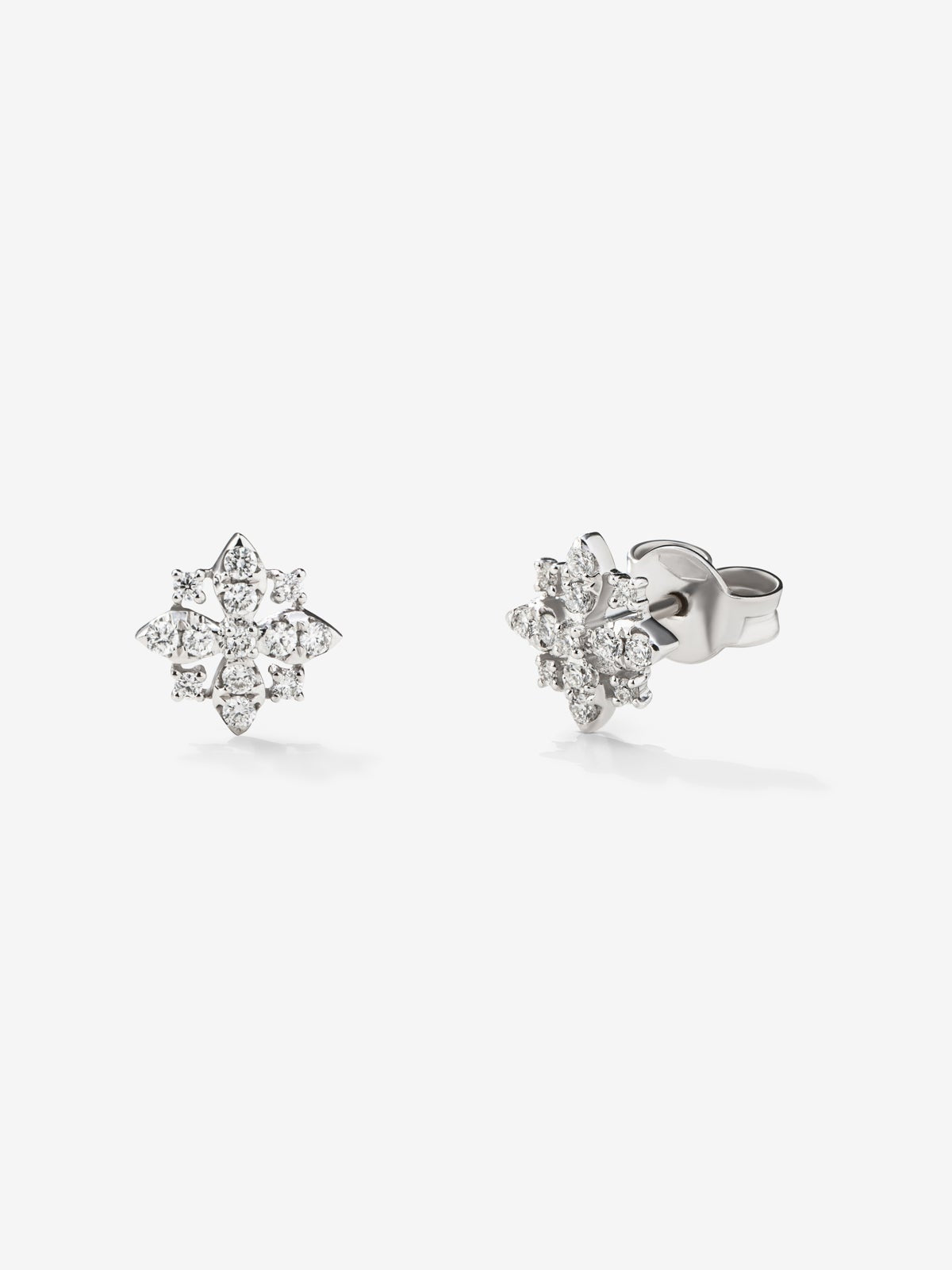 Pendientes de oro blanco de 18K con 26 diamantes en talla brillante con un total de 0,21 cts con forma de estrella
