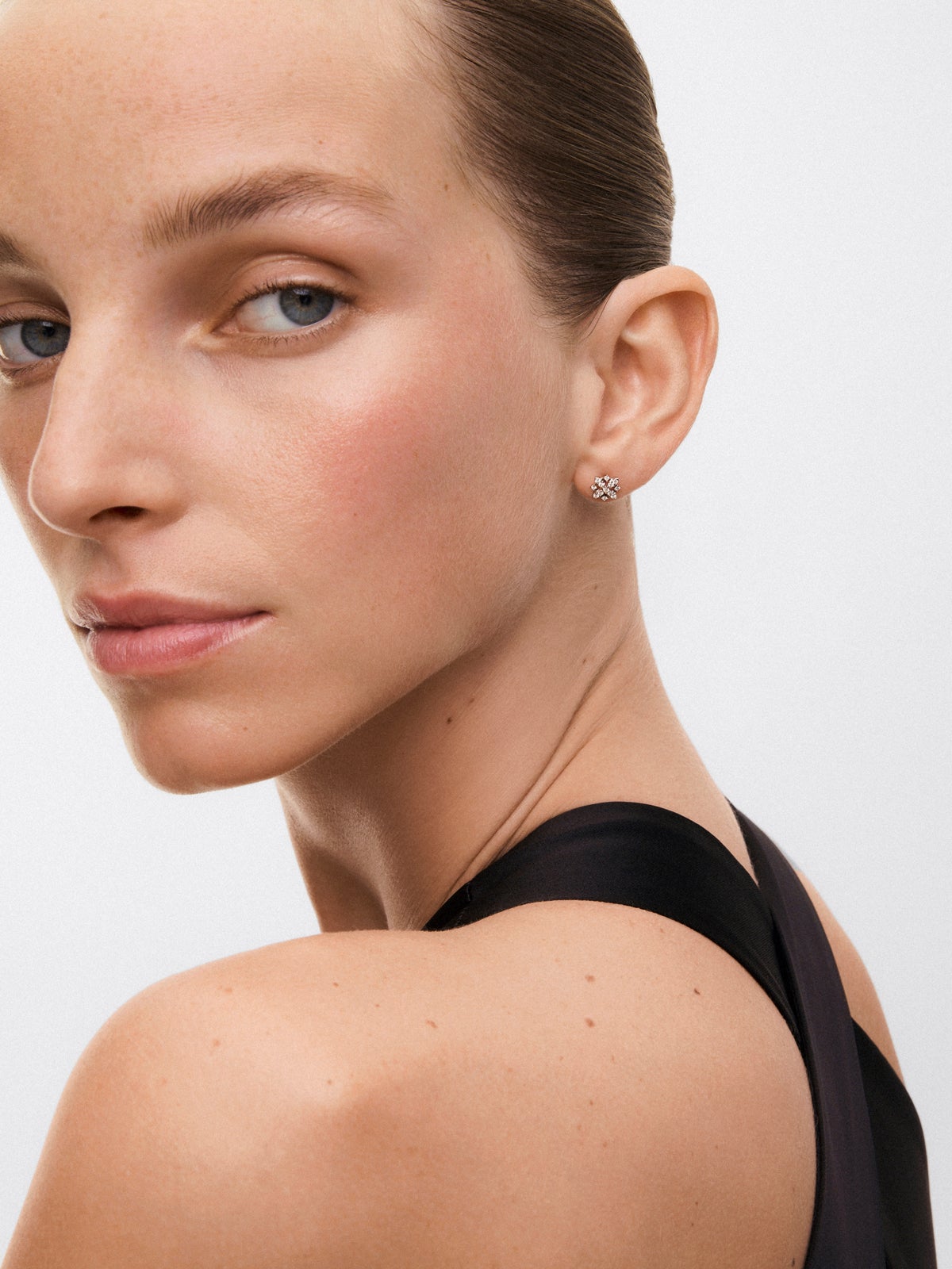 Pendientes de oro blanco de 18K con 26 diamantes en talla brillante con un total de 0,21 cts con forma de estrella