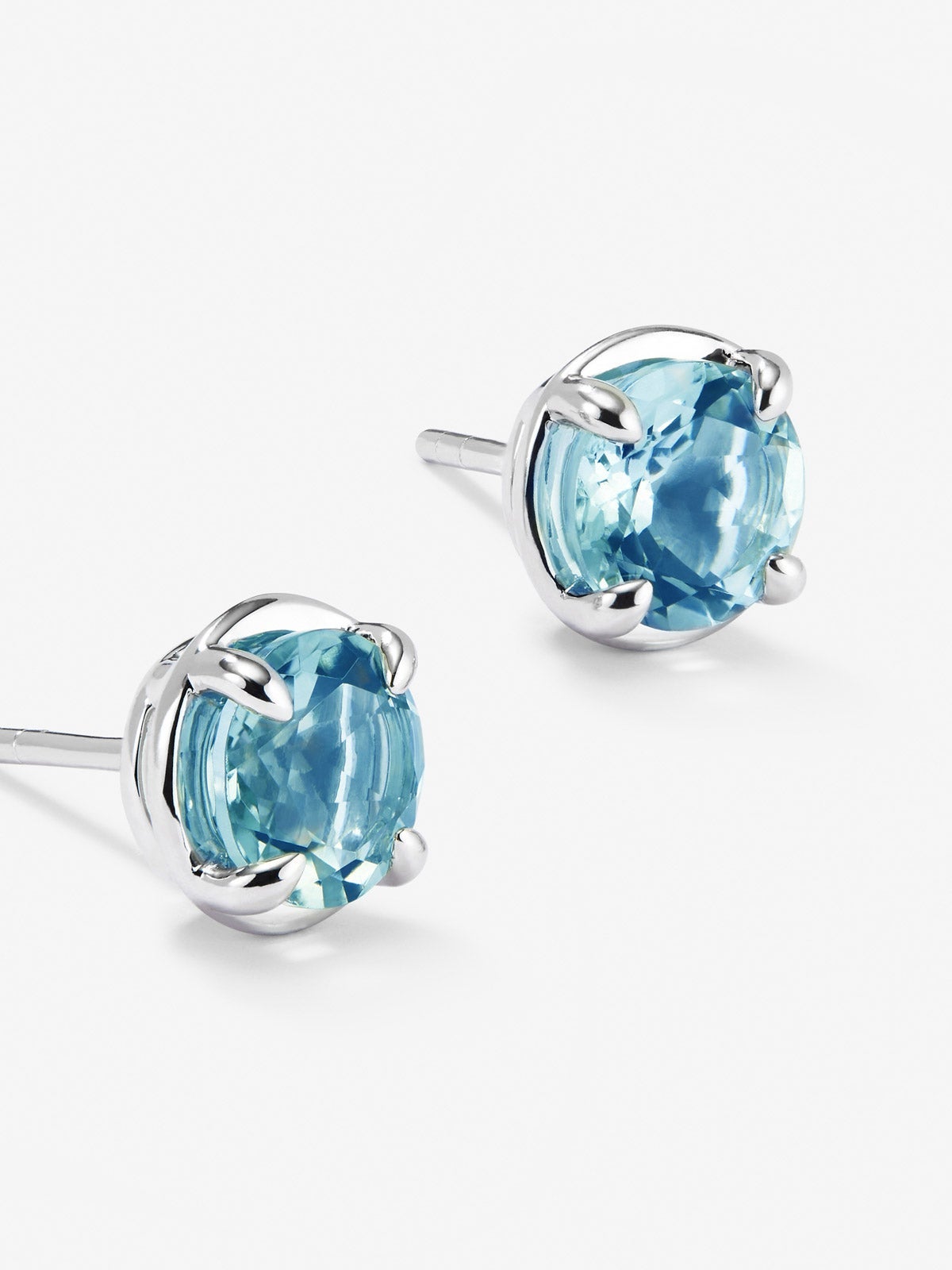 Pendientes de plata 925 con topacios azul sky en talla brillante con un total de 4,6 cts