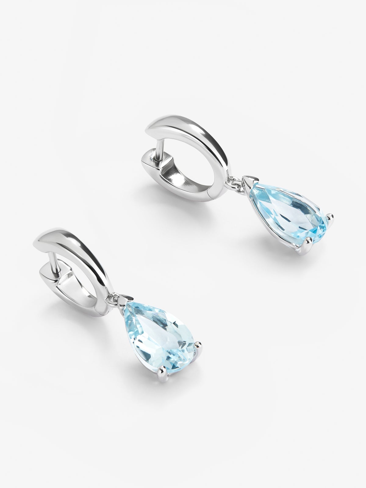 Pendientes de plata 925 con 2 topacios azul sky en talla pera con un total de 4 cts