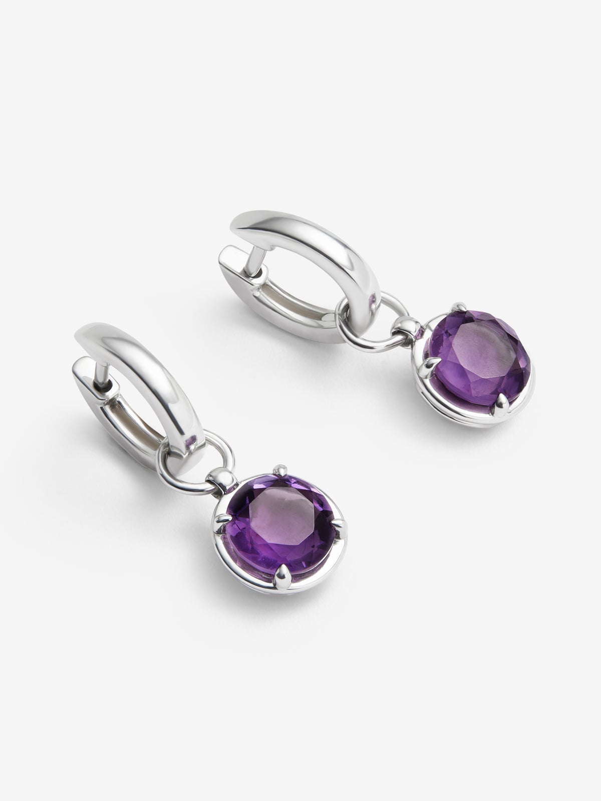 Pendientes de plata 925 con 2 amatistas moradas en talla brillante con un total de 3,36 cts