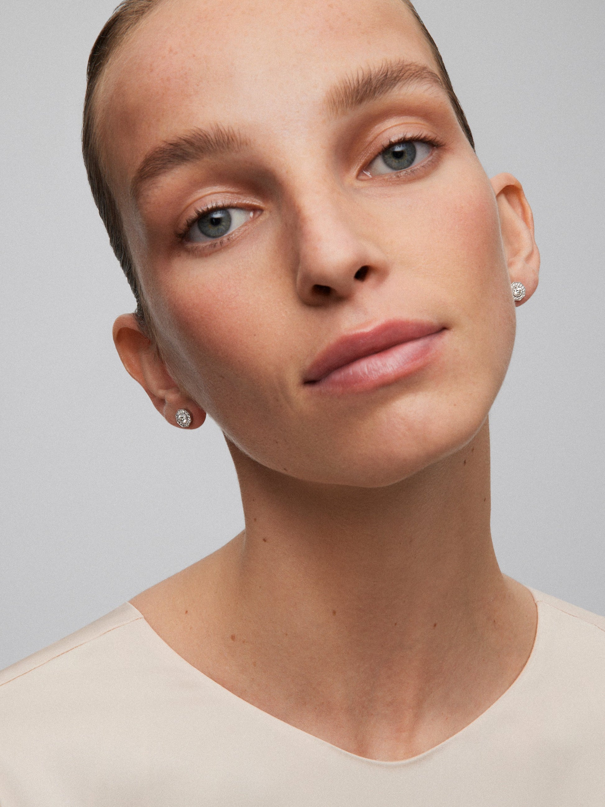 Pendientes de oro blanco de 18K con diamantes blancos en talla brillante