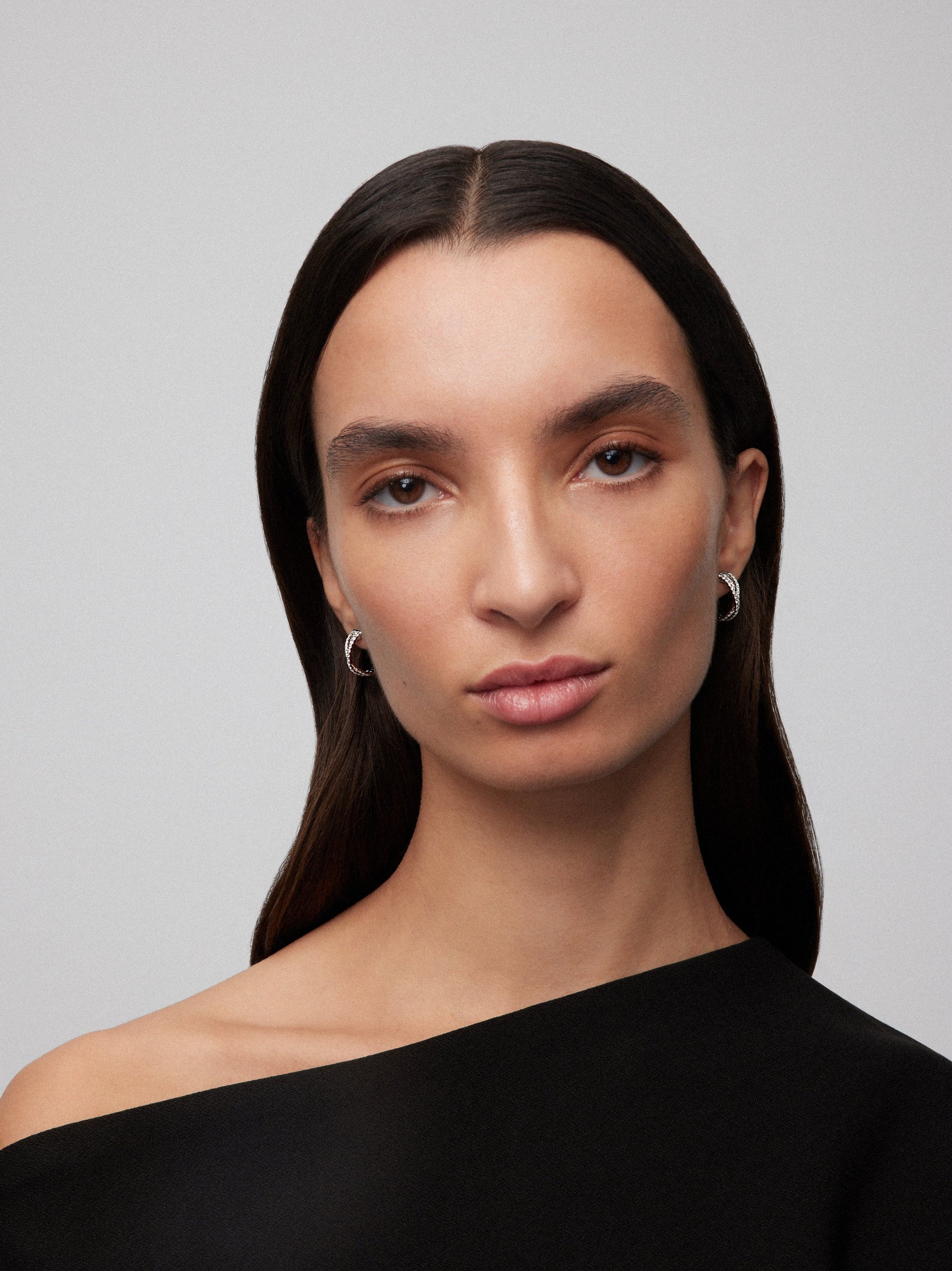 Pendientes de aro múltiple de oro blanco de 18K con 68 diamantes en talla brillante con un total de 0,74 cts