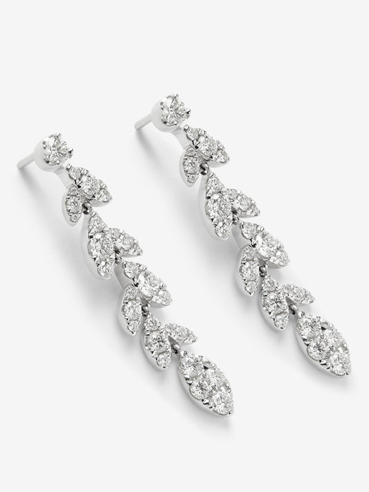 Pendientes de oro blanco de 18K con 58 diamantes en talla brillante con un total de 1,48 cts