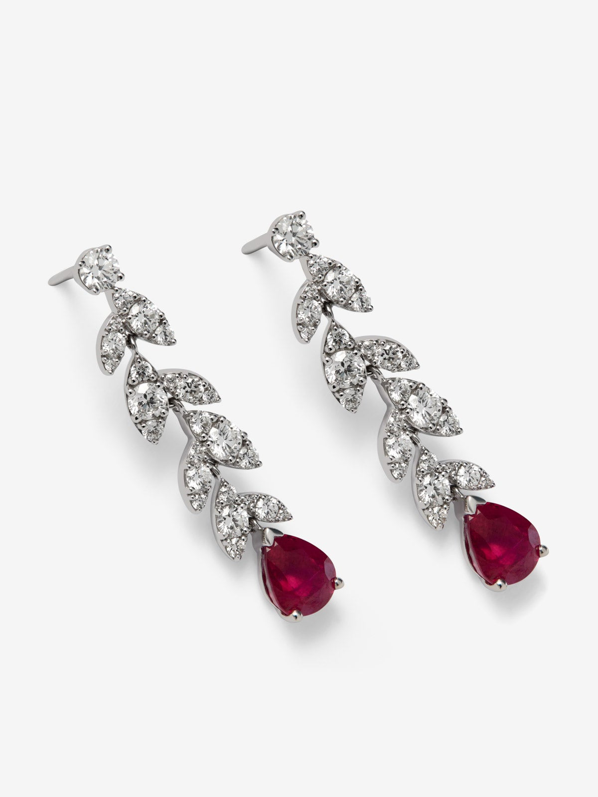 Pendientes de Alta Joyería en oro blanco de 18K con diamantes y rubíes rojos