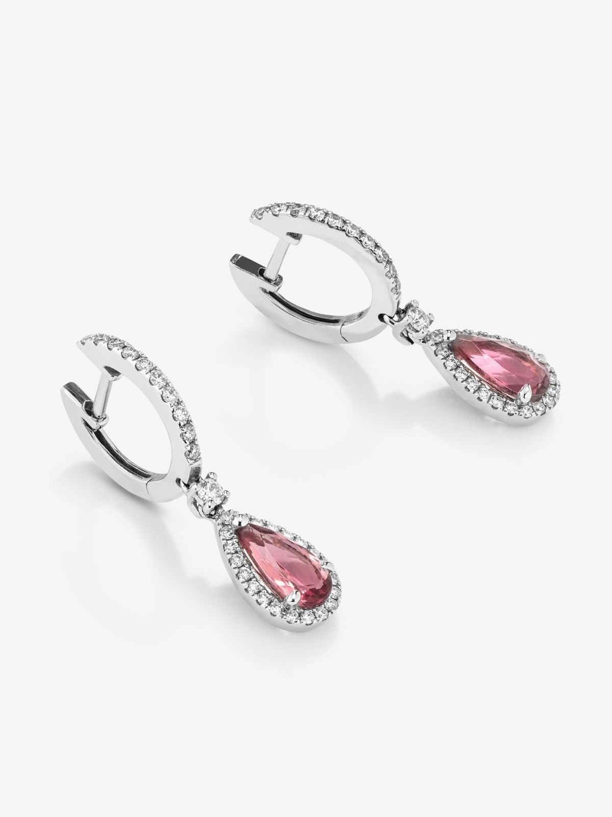 Pendientes de oro blanco de 18K con 2 turmalinas rosas en talla pera con un total de 1,35 cts y 64 diamantes en talla brillante con un total de 0,36 cts