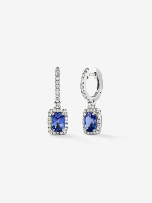 Pendientes de oro blanco de 18K con 2 tanzanitas en talla cushion con un total de 1,73 cts y 62 diamantes en talla brillante con un total de 0,47 cts