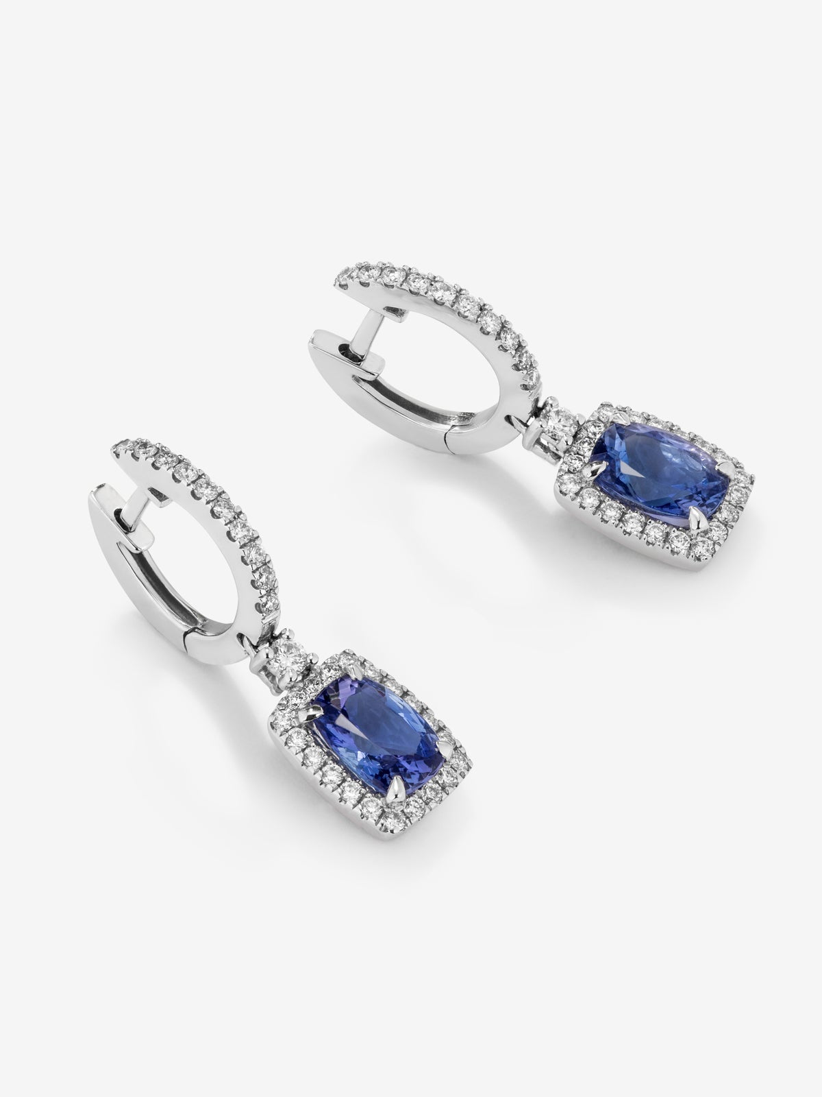 Pendientes de oro blanco de 18K con 2 tanzanitas en talla cushion con un total de 1,73 cts y 62 diamantes en talla brillante con un total de 0,47 cts