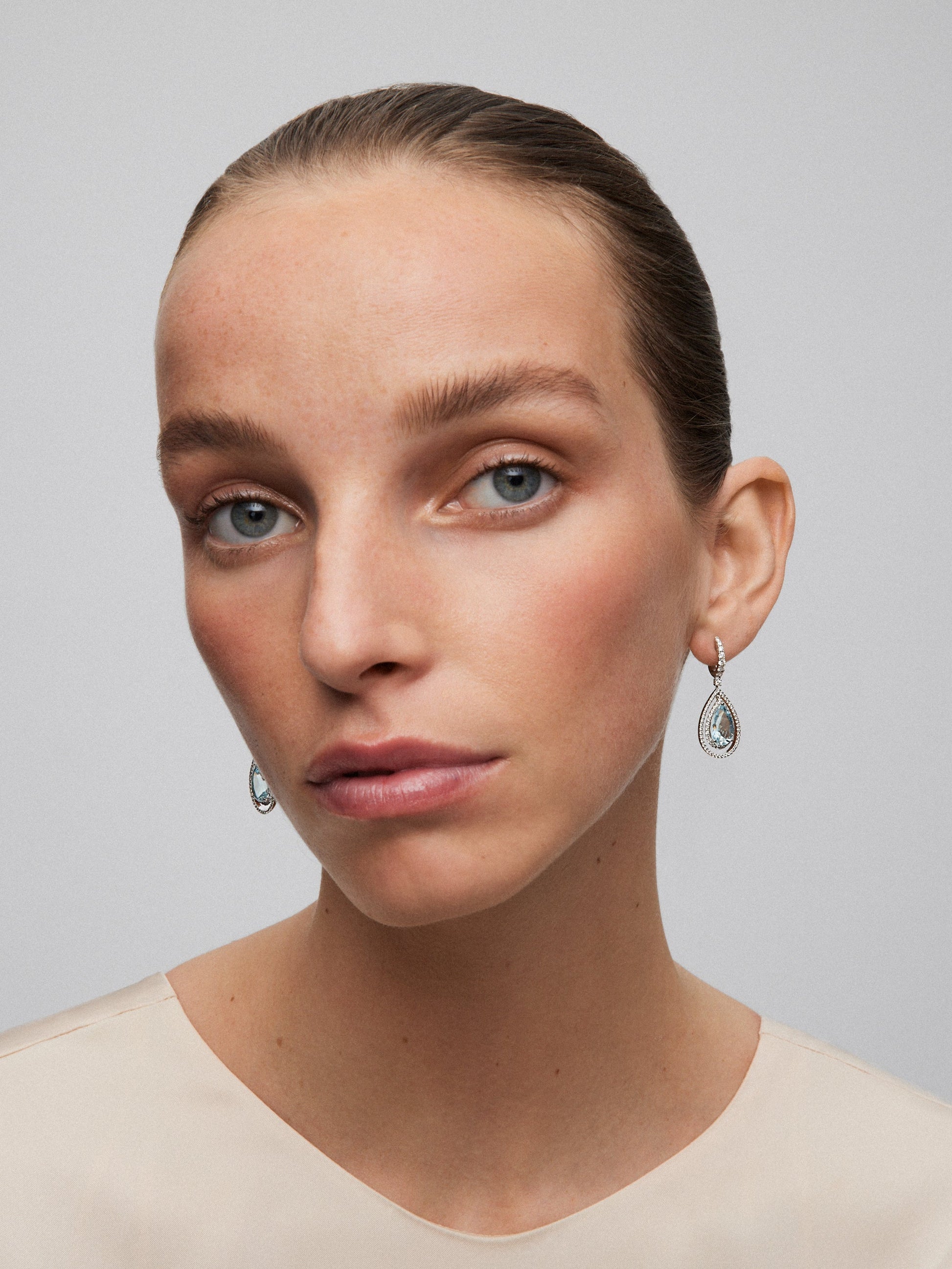 Pendientes de oro blanco de 18K con aguamarinas en talla pera de 5,13 cts y diamantes en talla brillante de 1,07 cts