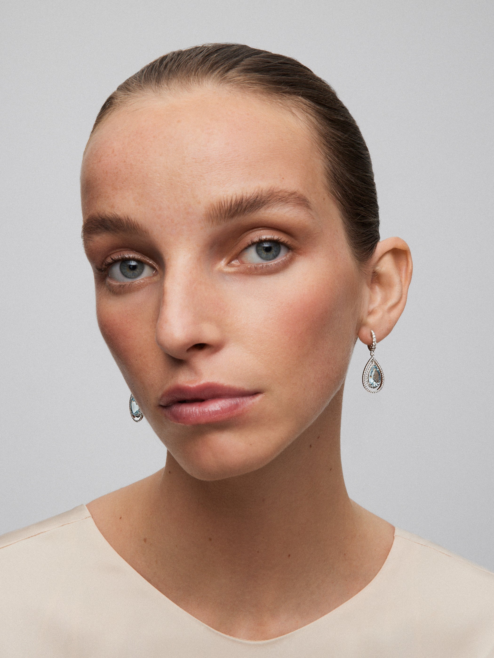 Pendientes de oro blanco de 18K con aguamarinas en talla pera de 5,13 cts y diamantes en talla brillante de 1,07 cts