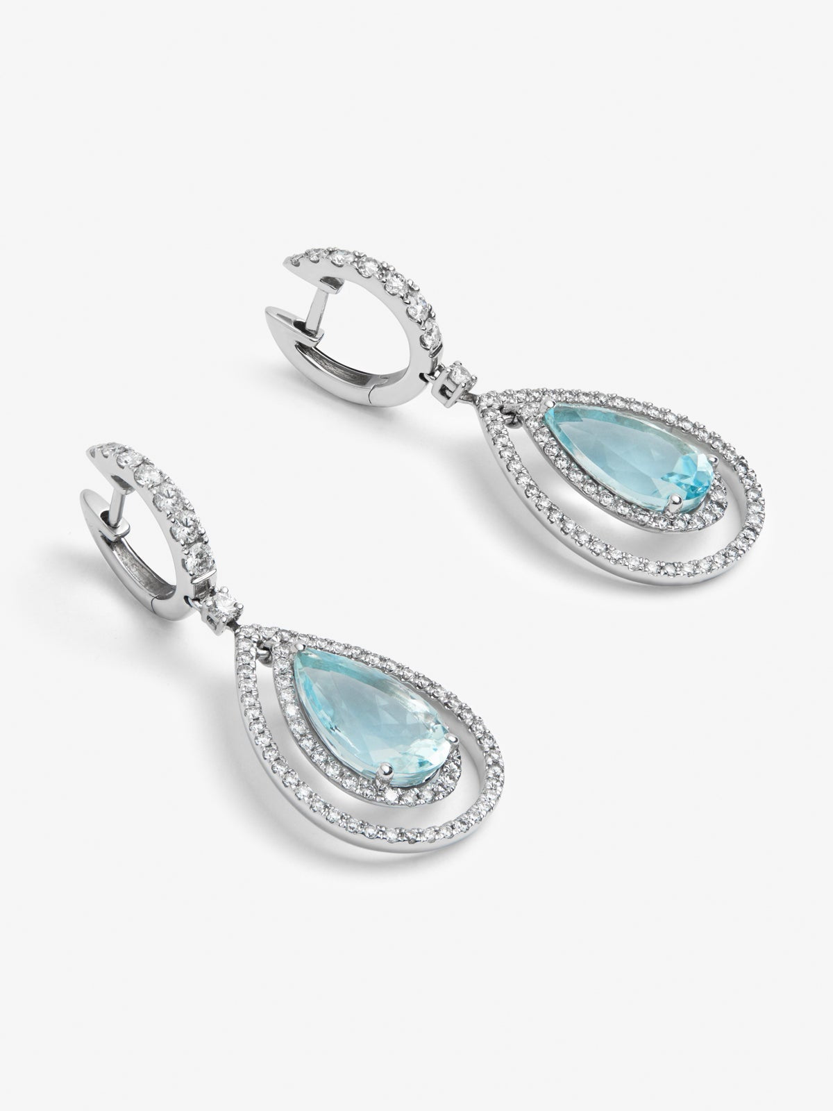Pendientes de oro blanco de 18K con aguamarinas en talla pera de 5,13 cts y diamantes en talla brillante de 1,07 cts
