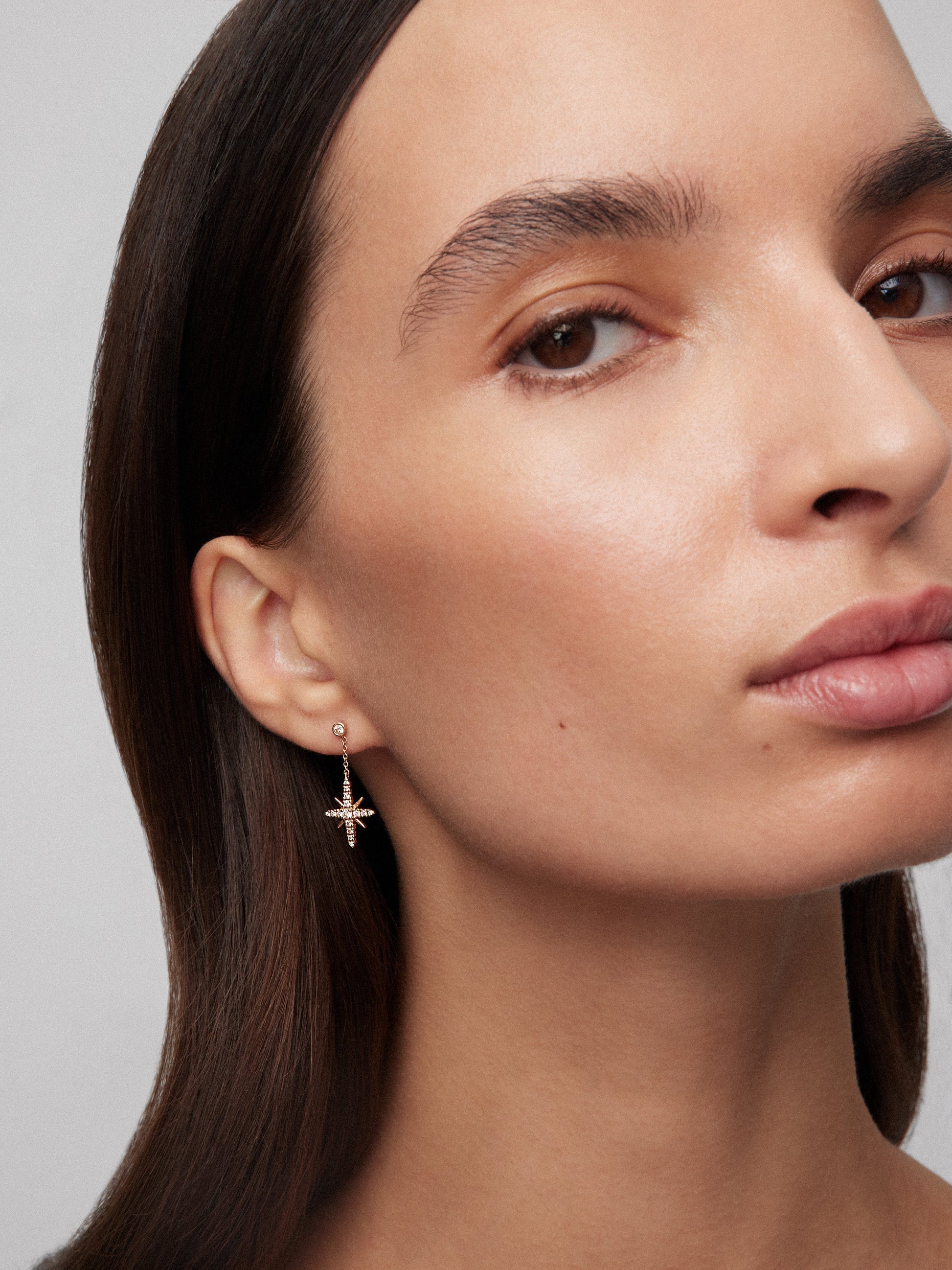 Pendiente individual de oro rosa de 18kt con diamantes