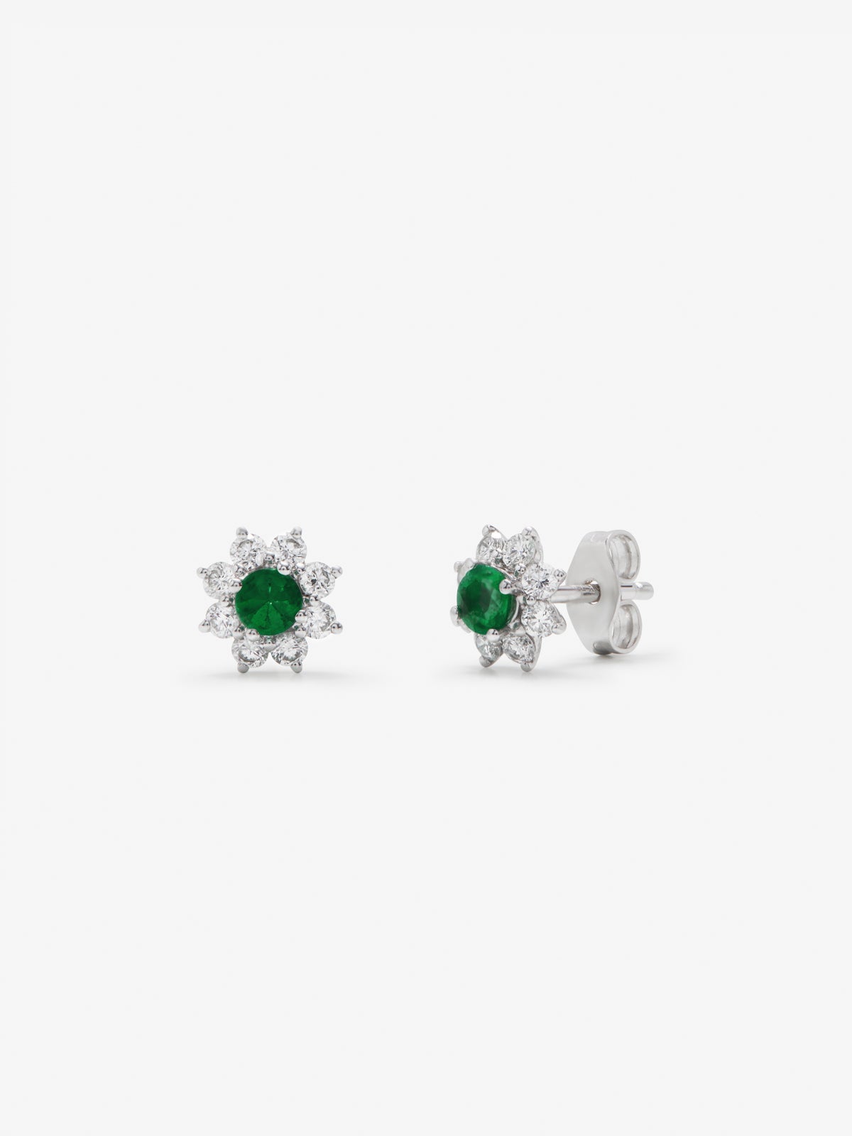 Pendientes de oro blanco de 18K con esmeraldas verdes en talla brillante de 0,19 cts y diamantes blancos en talla brillante de 0,3 cts