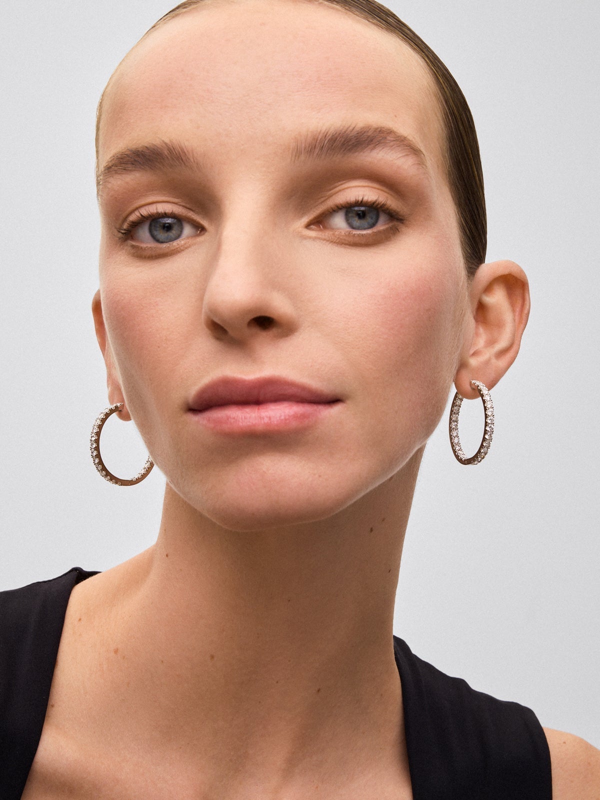 Pendientes aro de oro blanco de 18K con diamantes en garra