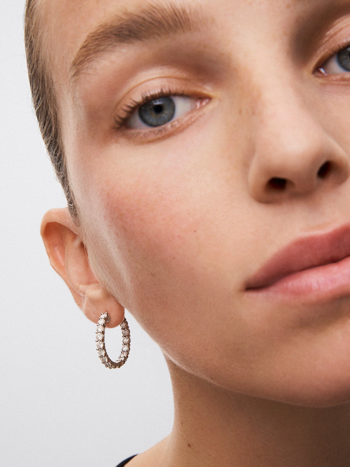 Pendientes de aro de oro blanco de 18K con diamantes blancos en talla brillante de 4,7 cts