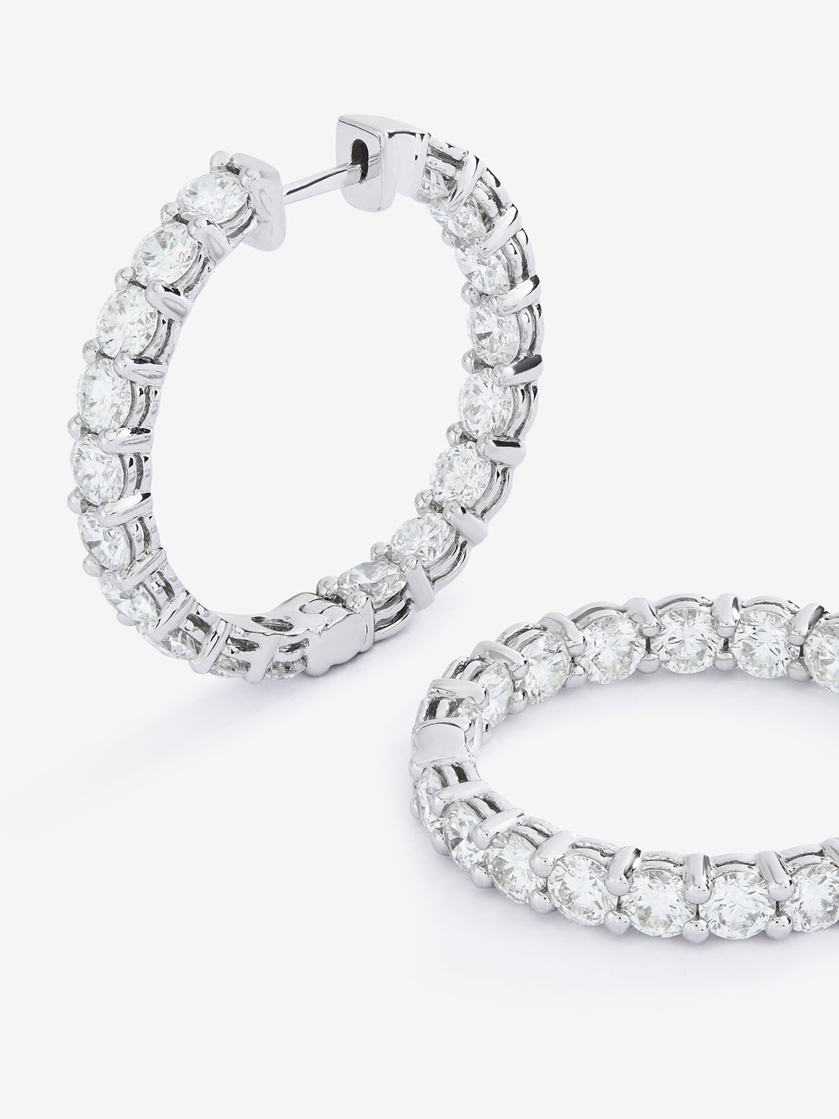 Pendientes de aro de oro blanco de 18K con diamantes blancos en talla brillante de 4,7 cts