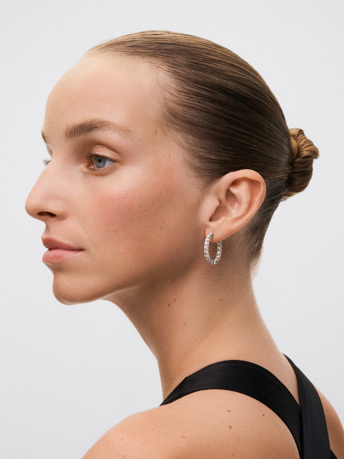 Pendientes de aro de oro blanco de 18K con diamantes blancos en talla brillante de 4,7 cts