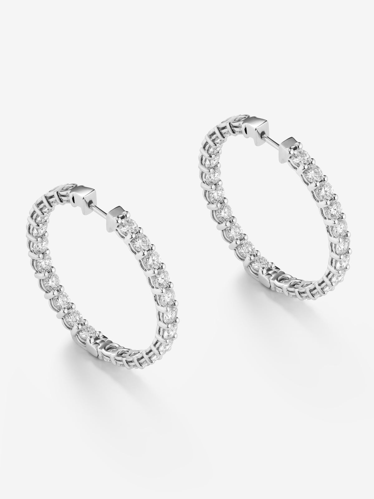 Pendientes de aro de oro blanco de 18K con 52 diamantes en talla brillante con un total de 7,2 cts