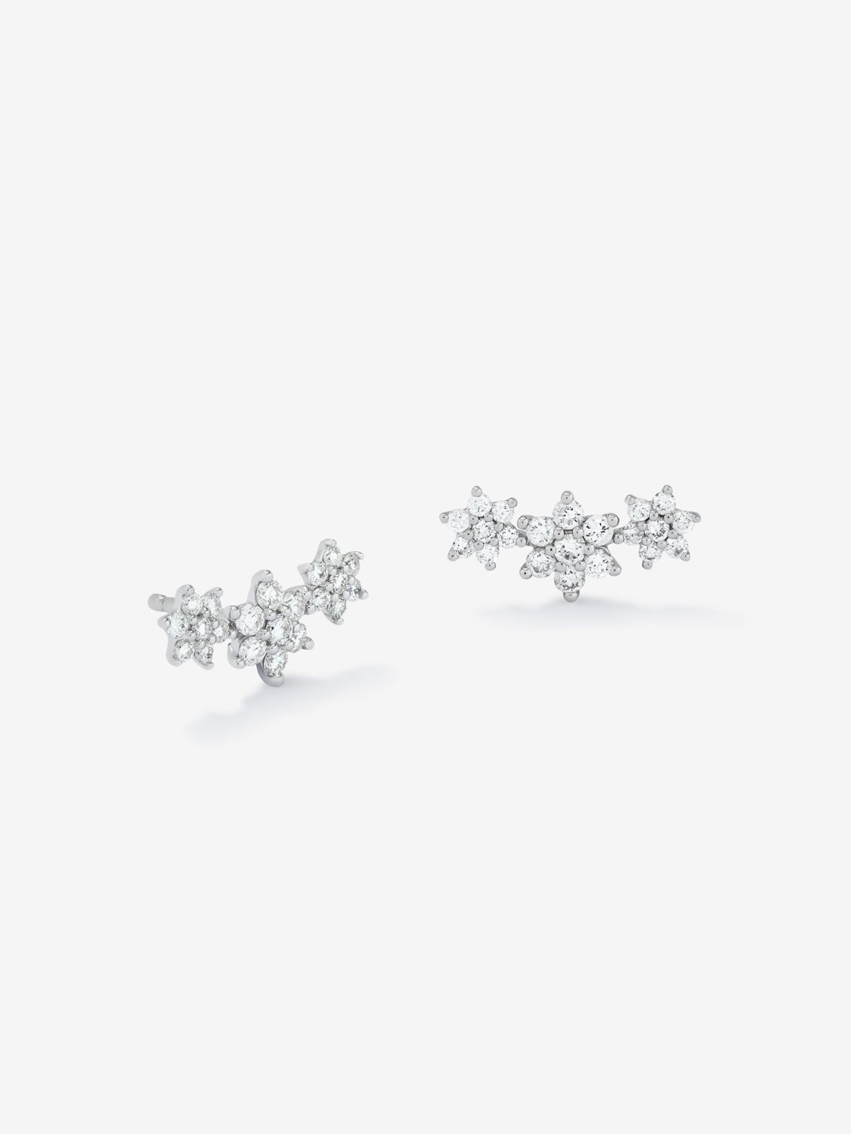 Pendientes trepadores de oro blanco de 18K con 42 diamantes en talla brillante con un total de 0,58 cts en forma de estrellas