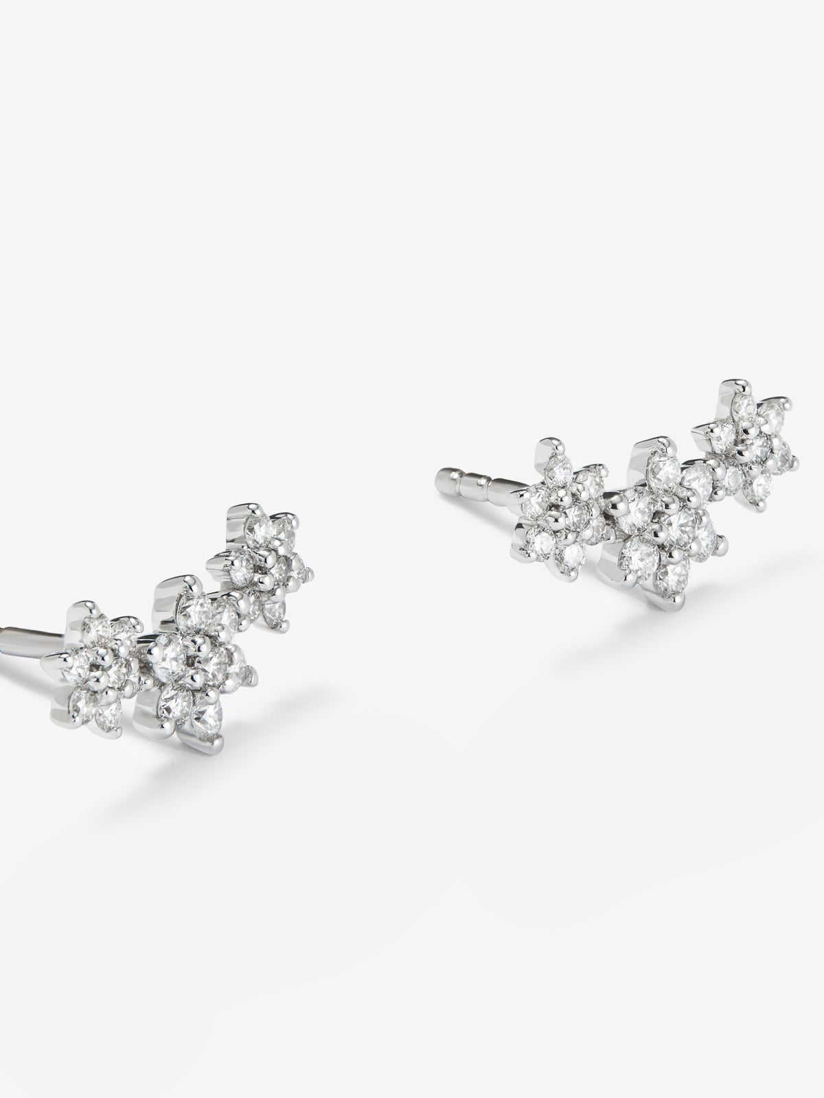 Pendientes trepadores de oro blanco de 18K con 42 diamantes en talla brillante con un total de 0,58 cts en forma de estrellas