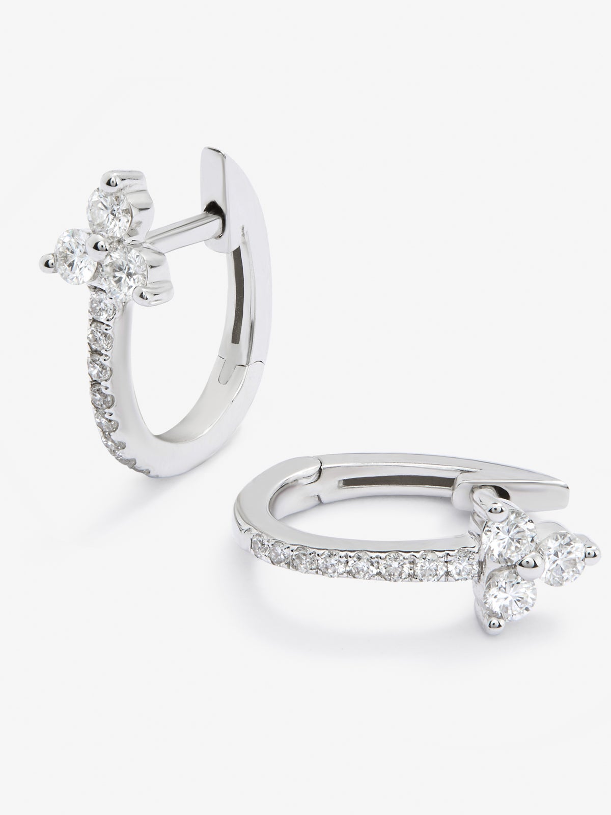 Pendientes de aro de oro blanco de 18K con 22 diamantes en talla brillante con un total de 0,28 cts