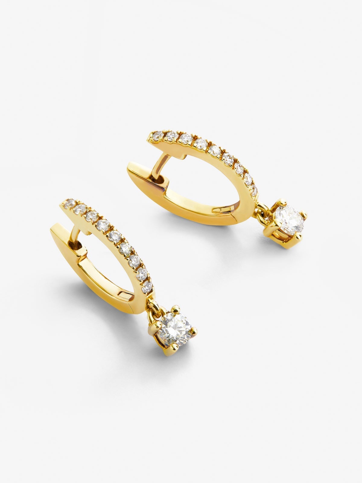 Pendientes de oro amarillo de 18K con 22 diamantes en talla brillante con un total de 0,41 cts