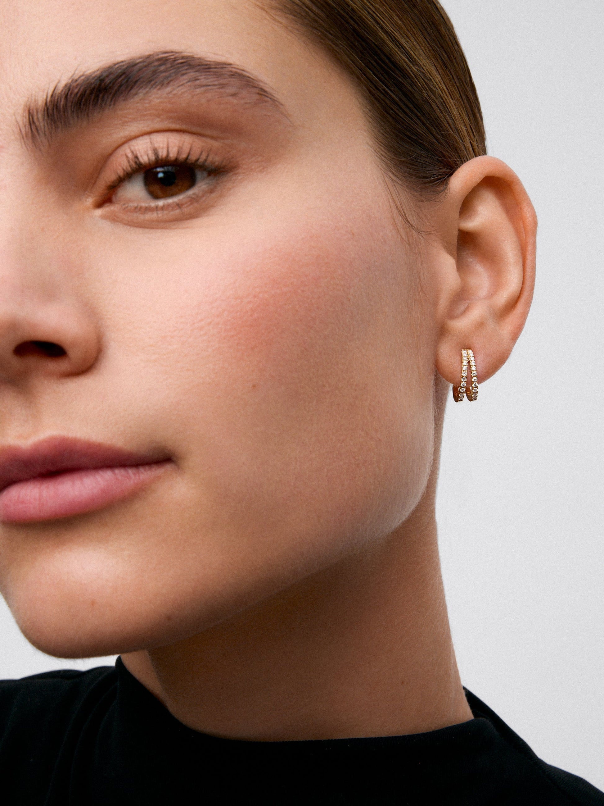 Pendientes de aro dobles de oro amarillo de 18K con 44 diamantes en talla brillante