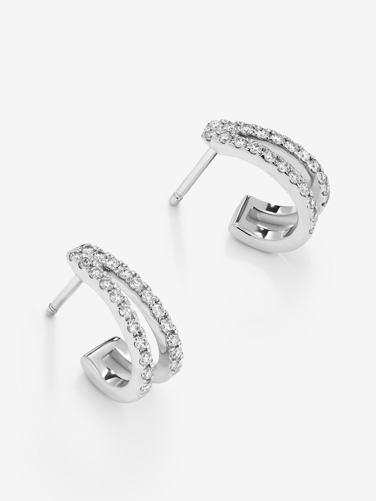 Pendientes de aro dobles de oro blanco de 18K con 44 diamantes en talla brillante con un total de 0,41 cts