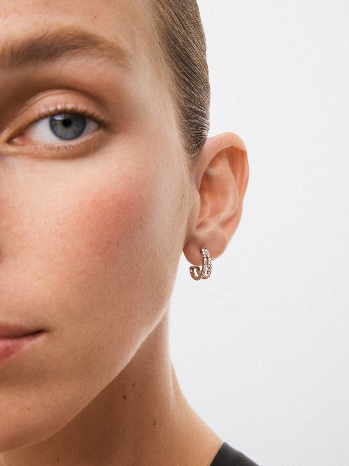 Pendientes de aro dobles de oro blanco de 18K con 44 diamantes en talla brillante con un total de 0,41 cts