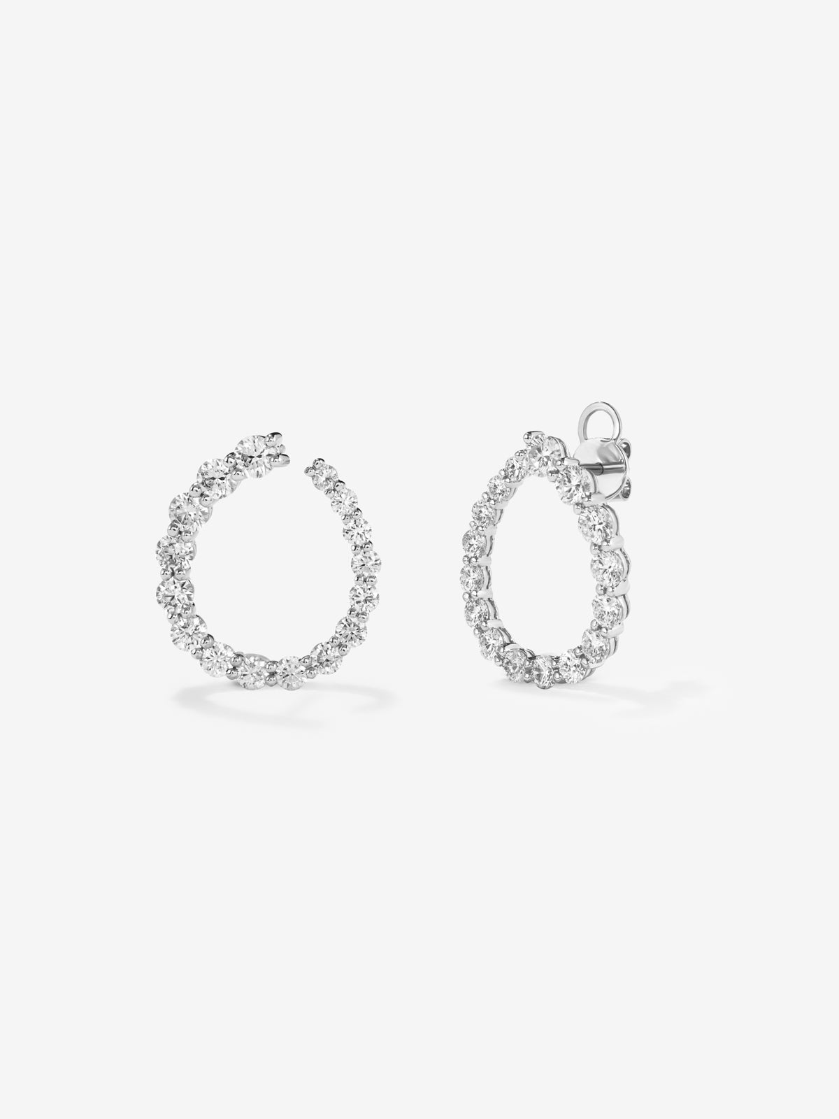 Pendientes de aro de oro blanco de 18K con 32 diamantes en talla brillante con un total de 3,01 cts