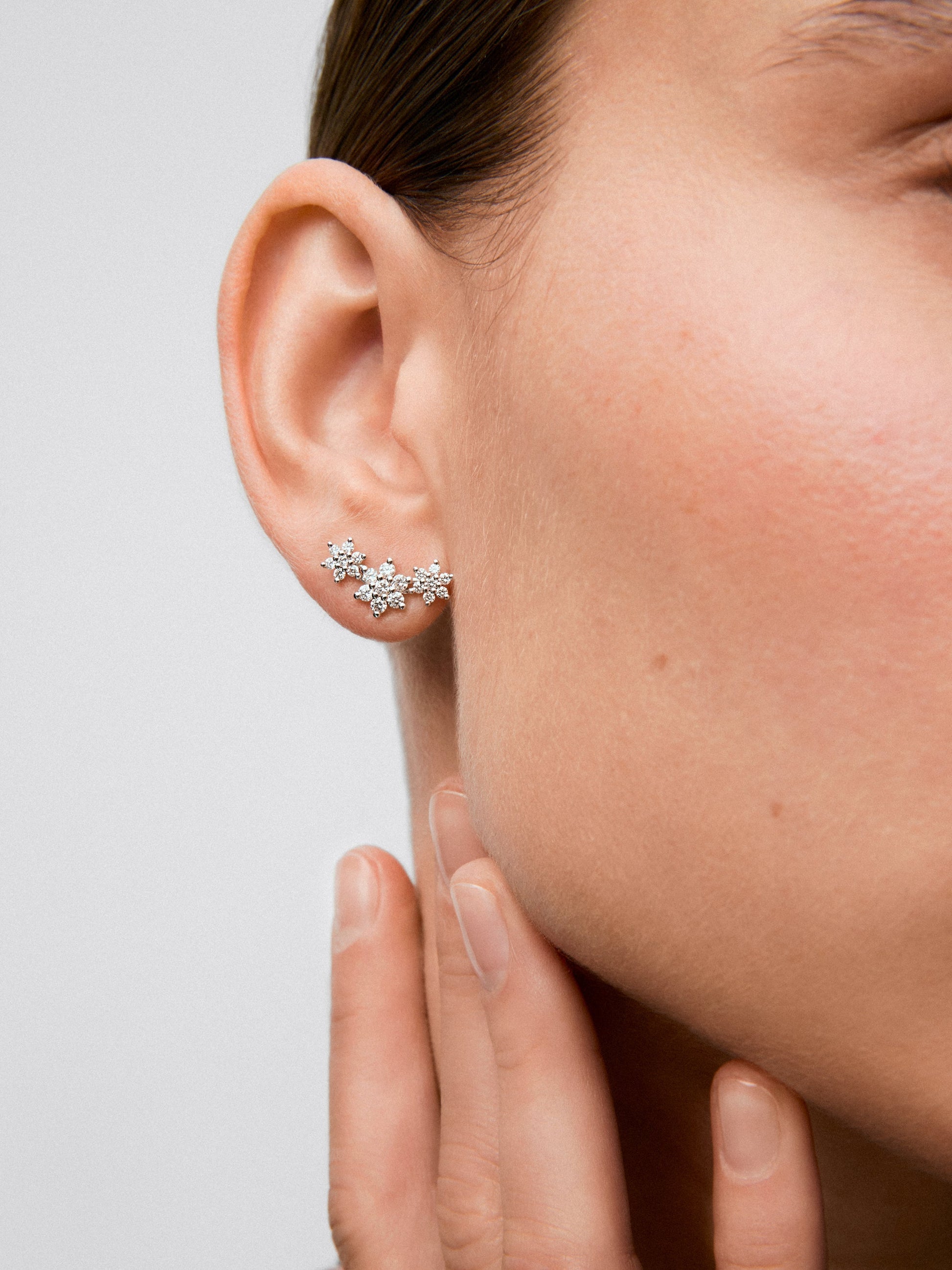Pendientes de oro blanco de 18K con 42 diamantes en talla brillante con un total de 1,51 cts