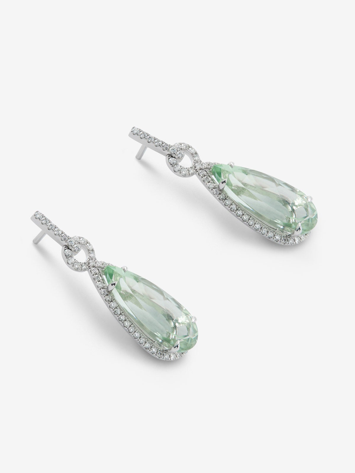 Pendientes de aro de oro blanco de 18K con amatistas verdes en talla pera y 108 diamantes blancos en talla brillante con un total de 0,59 cts