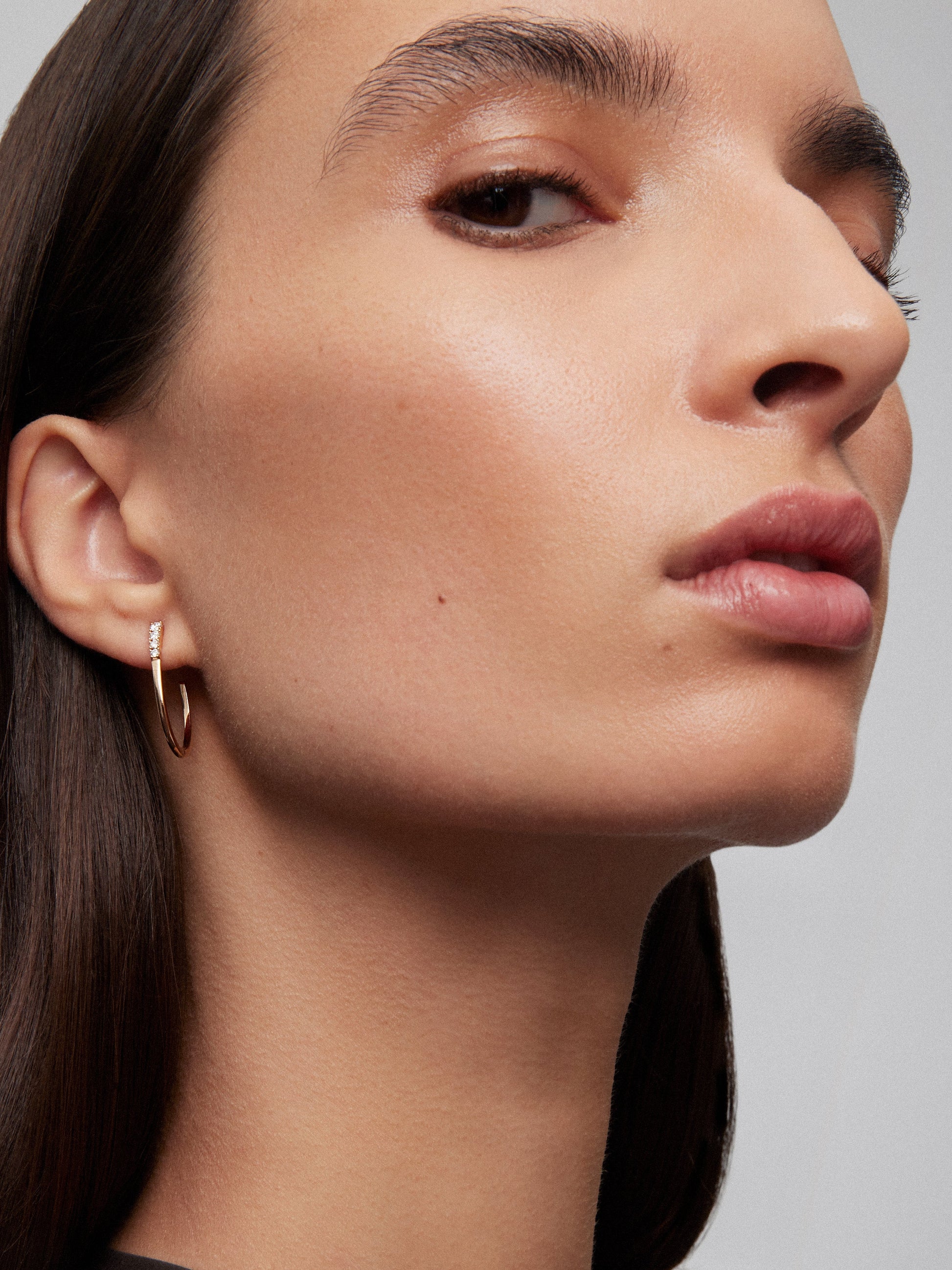 Pendientes de aro de oro rosa de 18K con 8 diamantes en talla brillante con un total de 0,26 cts