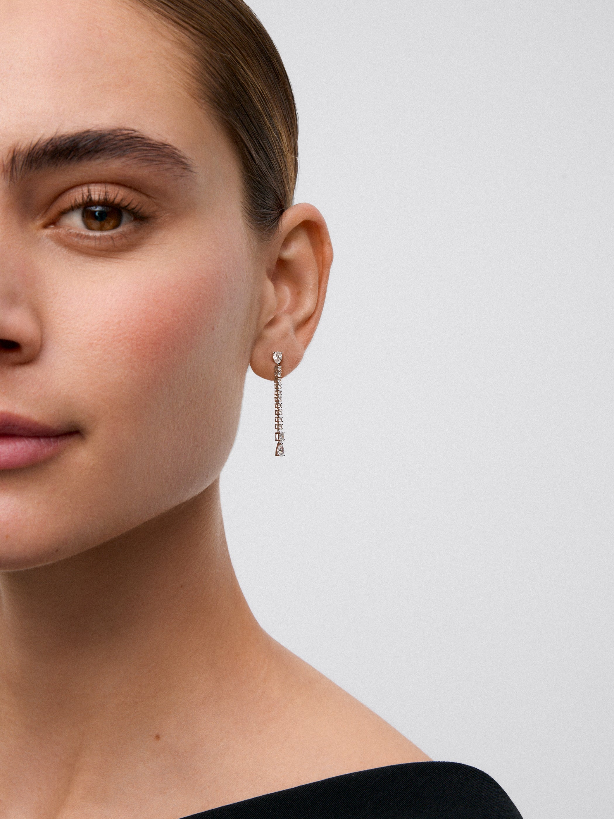 Pendientes de oro blanco de 18K con 4 diamantes en talla pera con un total de 0,88 cts, diamantes en talla oval con un total de 0,1 y 20 diamantes en talla brillante con un total de 0,42