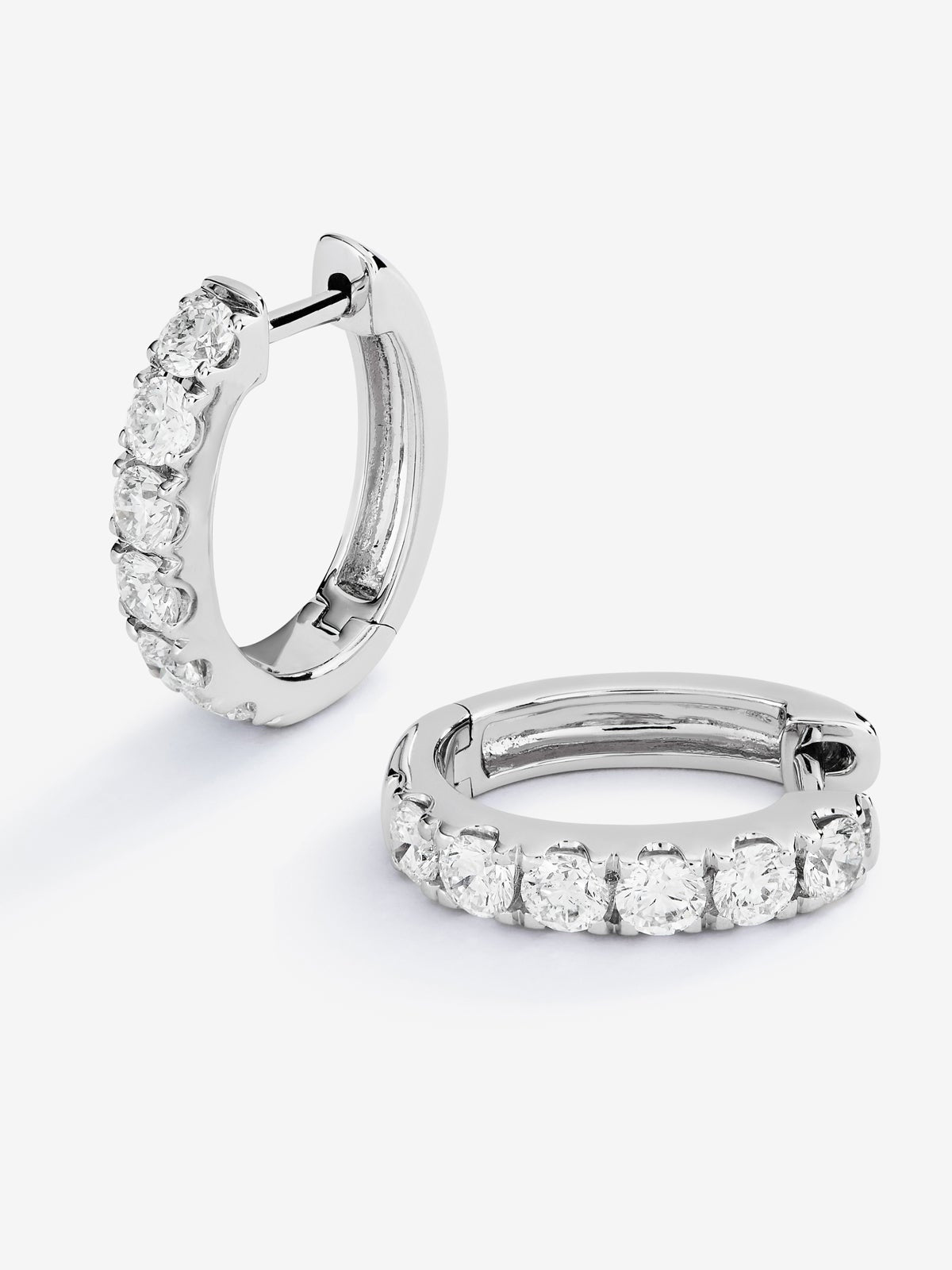 Pendientes de oro blanco de 18K con 12 diamantes en talla brillante con un total de 0,96 cts