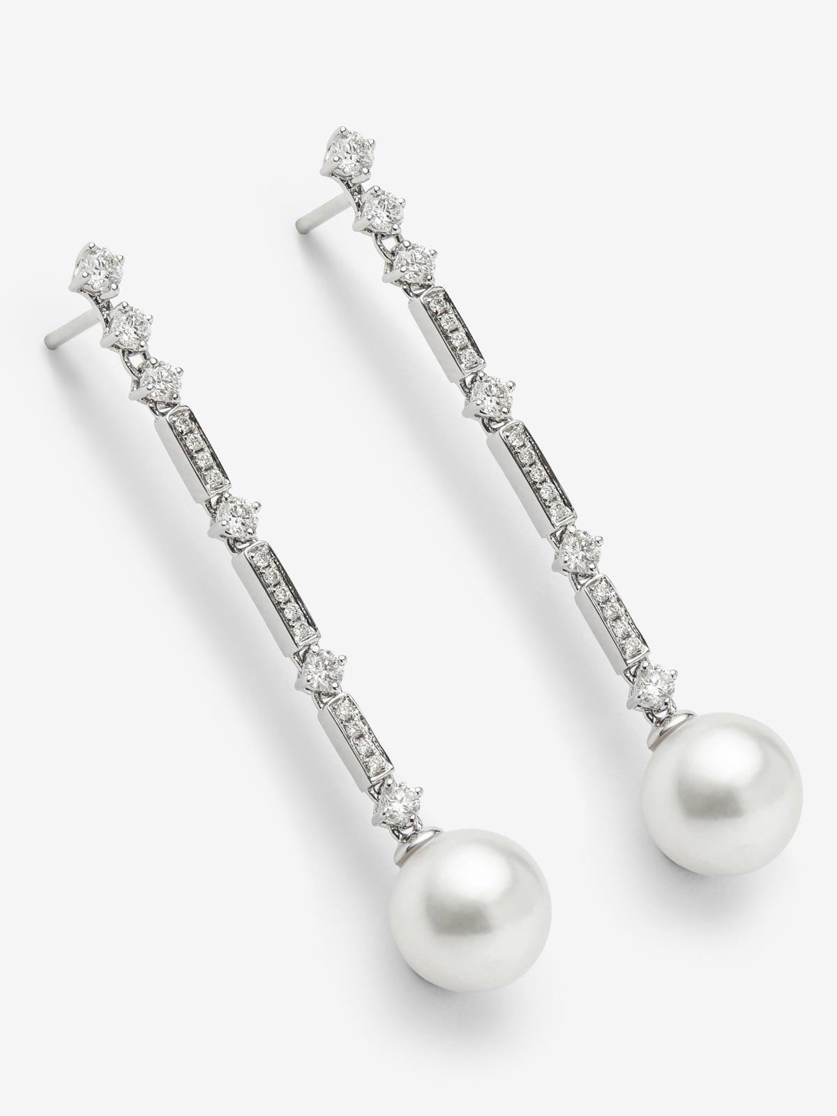 Pendientes de oro blanco de 18K con perlas blancas y diamantes blancos en talla brillante de 0,66