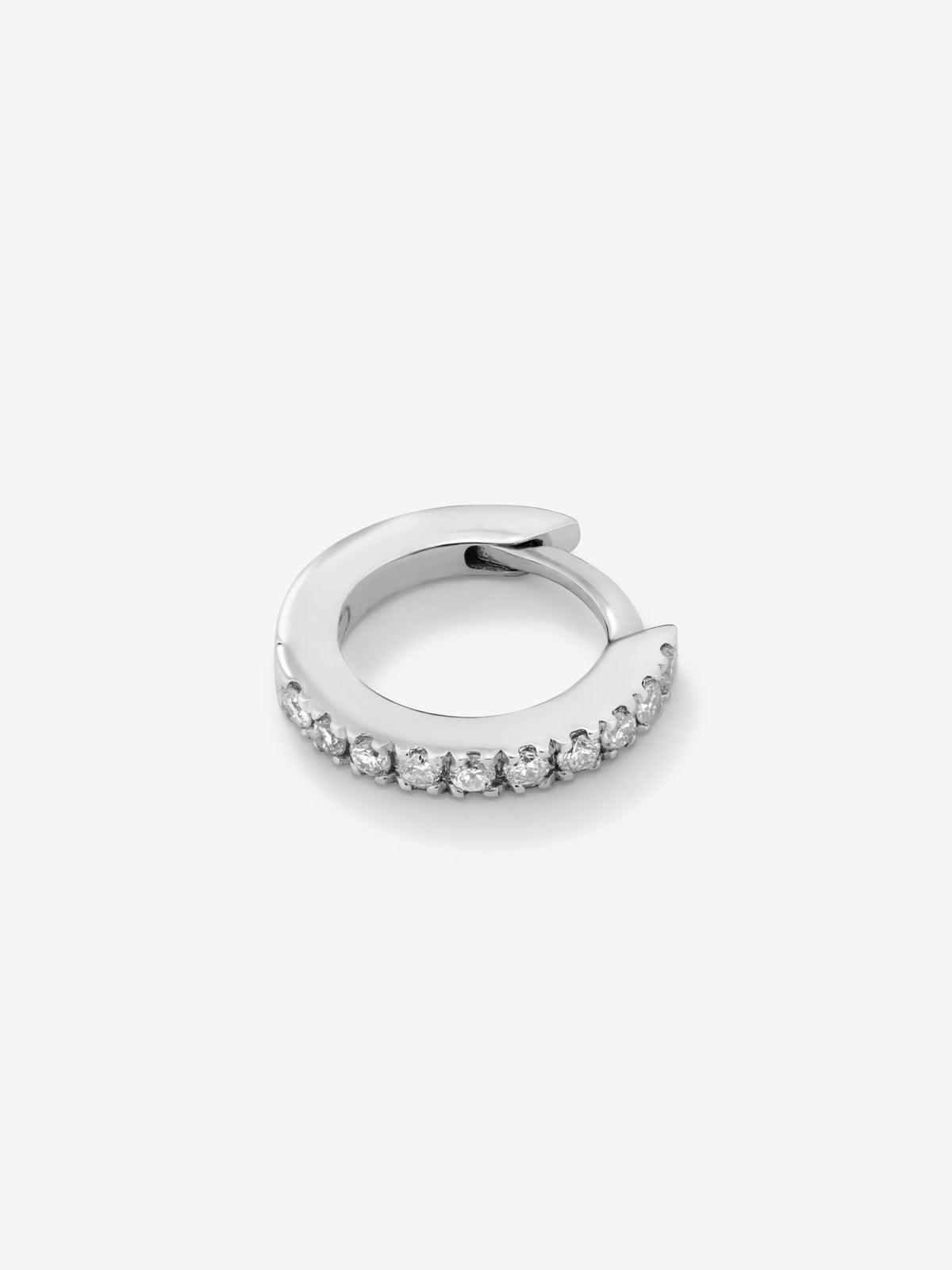 Pendiente aro individual de oro blanco de 18K con diamantes