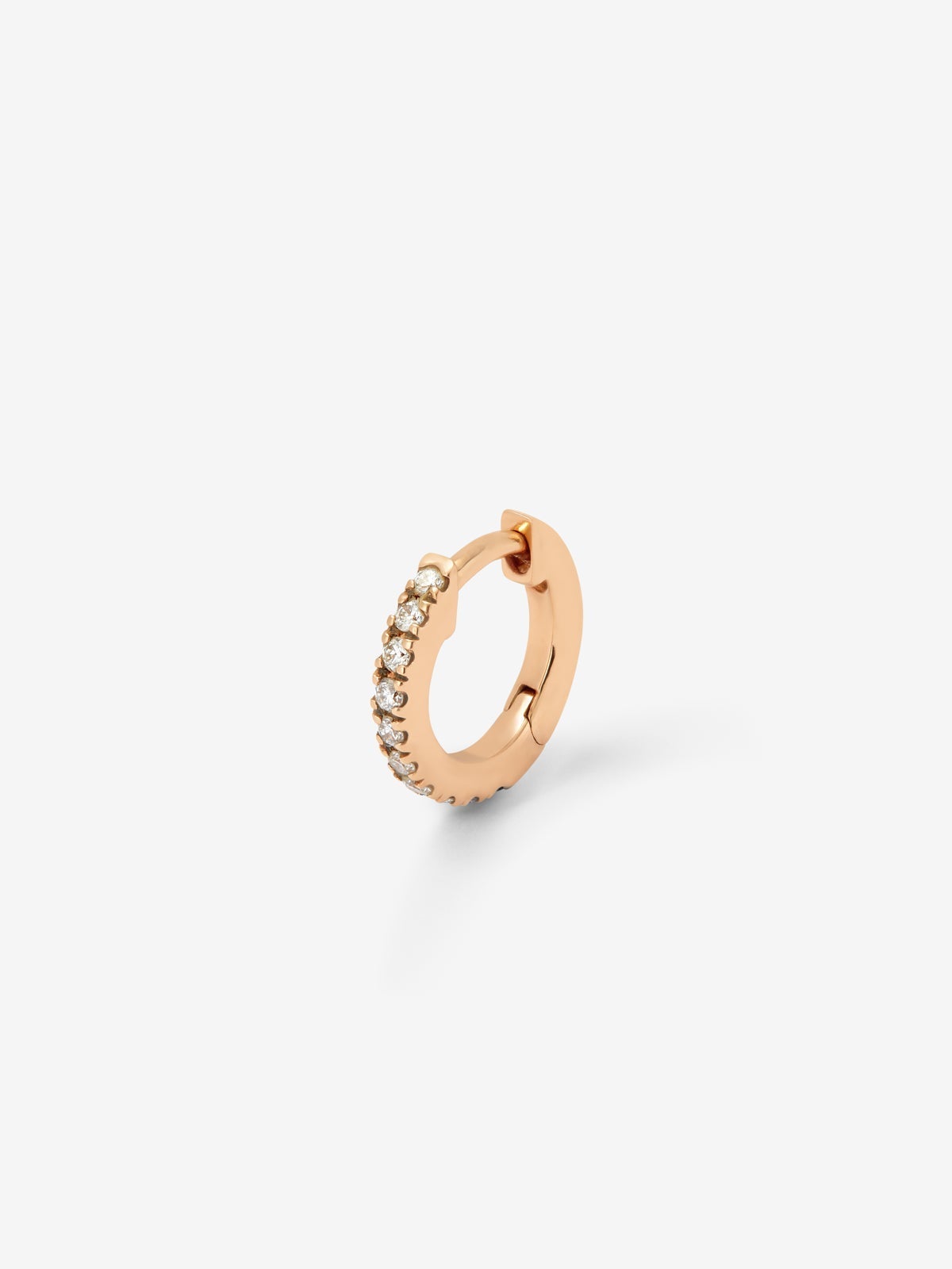Pendiente individual de aro mini de oro rosa de 18K con 10 diamantes en talla brillante con un total de 0,05 cts