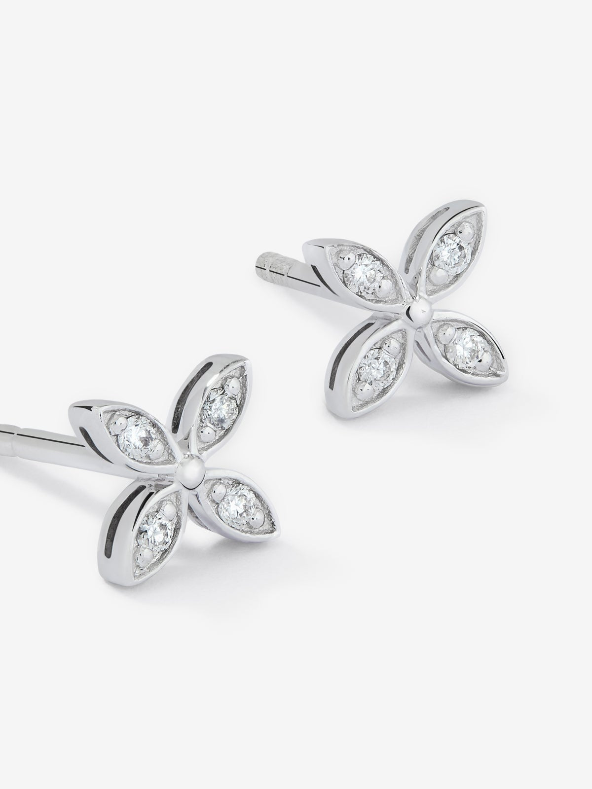 Pendientes boton oro blanco de 18K y diamante pave