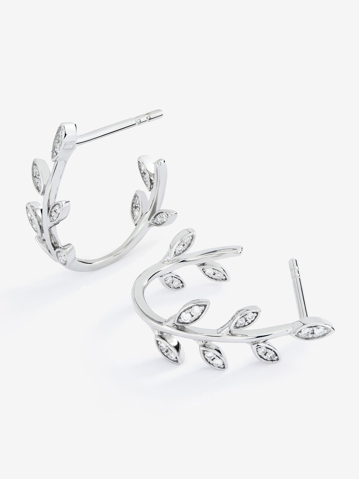 Pendientes de oro blanco de 18K con 36 diamantes en talla brillante con un total de 0,16 cts