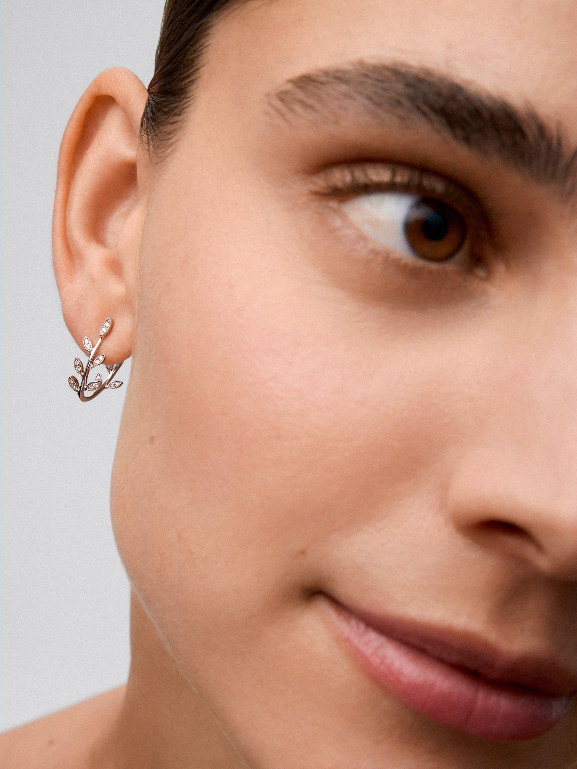 Pendientes de oro blanco de 18K con 36 diamantes en talla brillante con un total de 0,16 cts