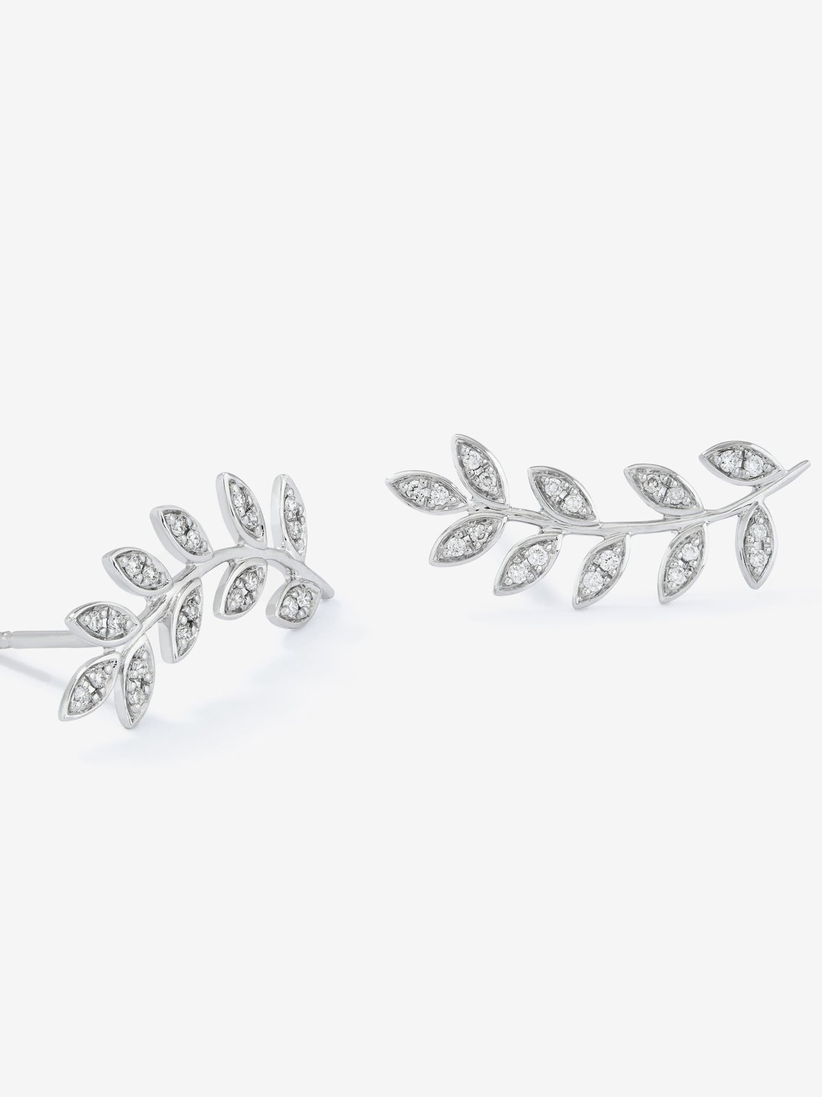 Pendientes trepadores de oro blanco de 18K con diamantes en talla brillante de 0,16 cts