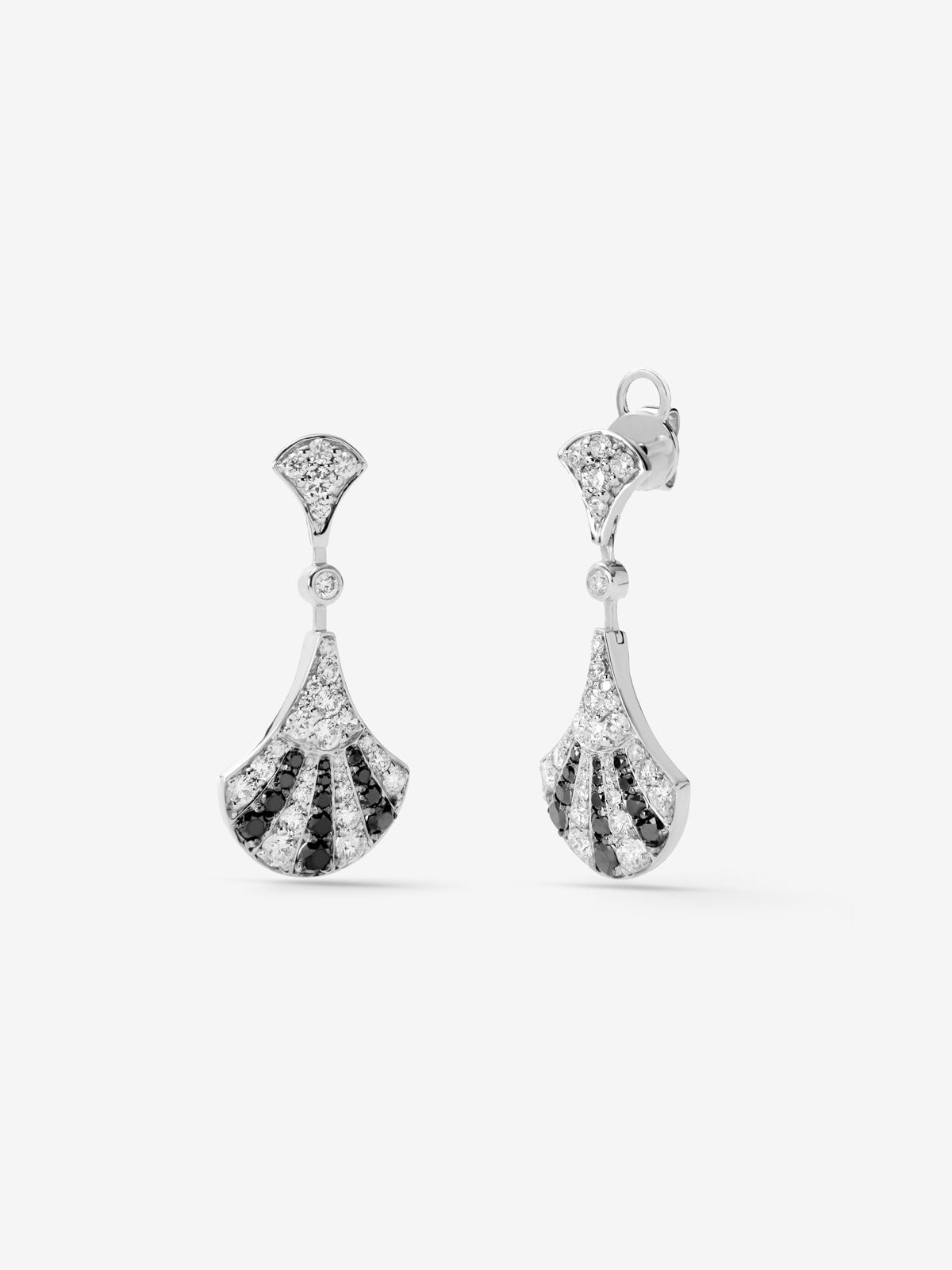 Pendientes de oro blanco de 18K con 64 diamantes en talla brillante con un total de 1,36 cts y 26 diamantes negros en talla brillante con un total de 0,62 cts
