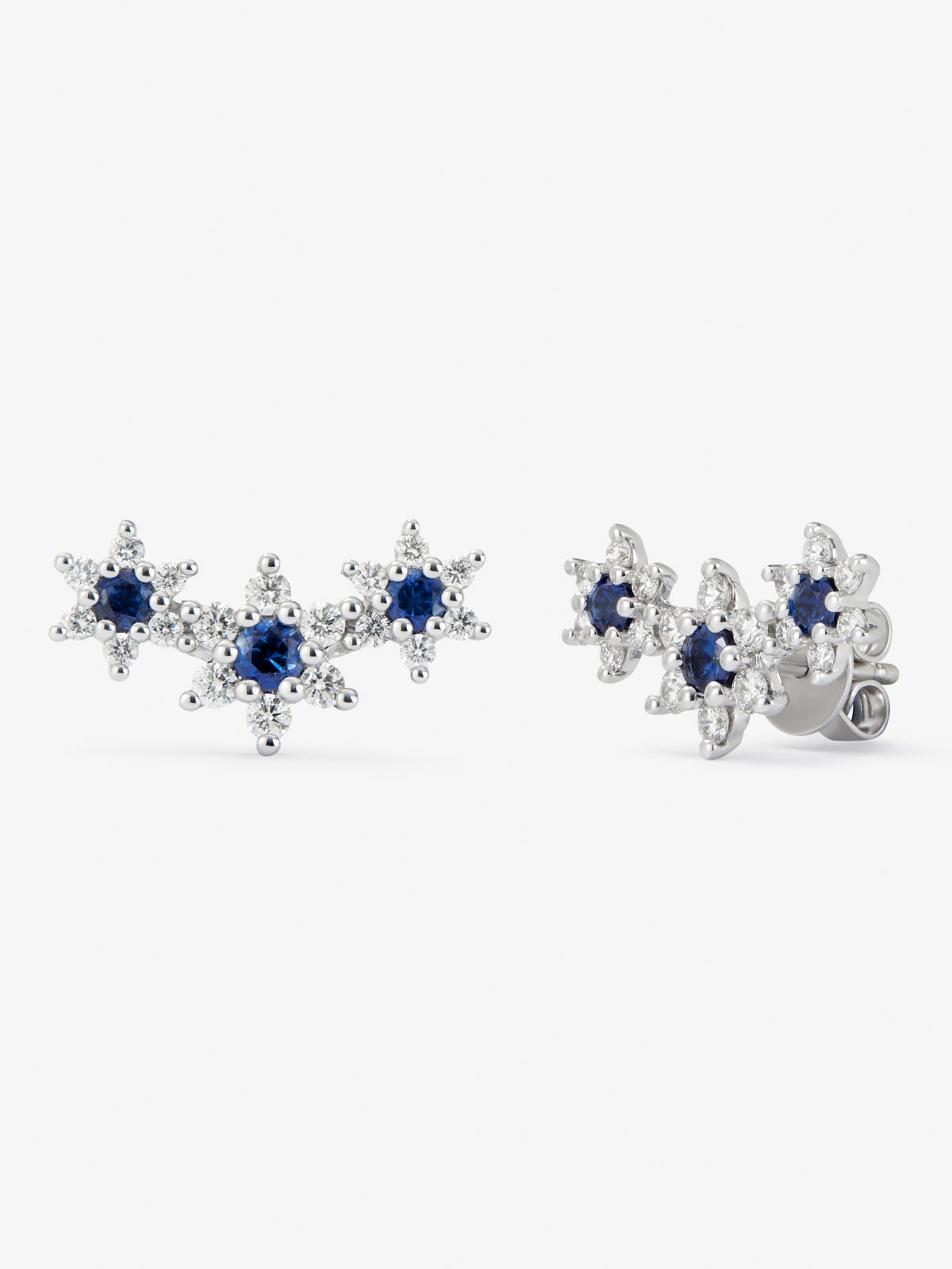 Pendientes trepadores de oro blanco de 18K con diamantes en talla brillante de 0,75 cts y zafiros azules en talla brillante de 0,61 cts